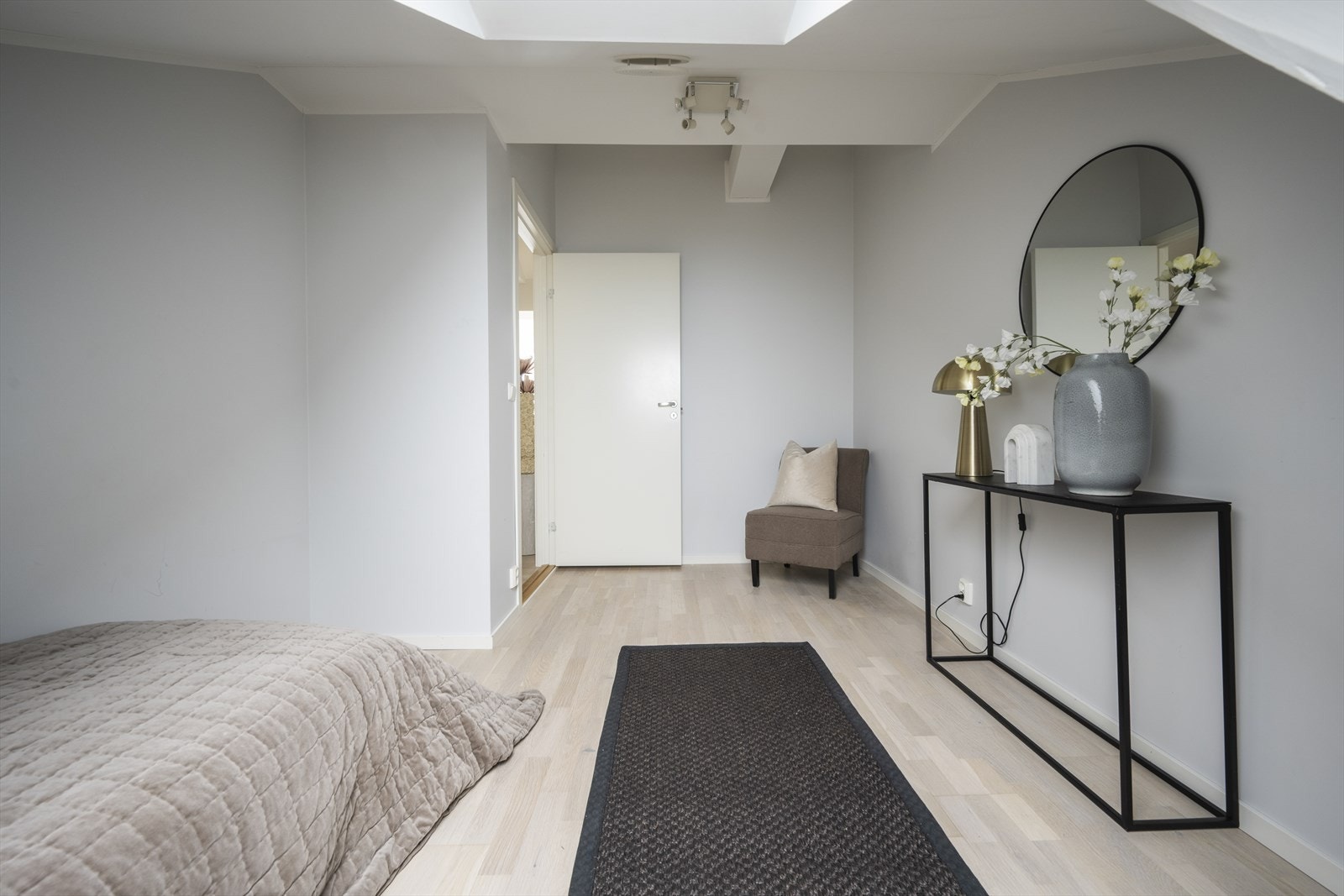 Her er det plass til seng, skrivepult og garderobeskap/kommode. Galleribilde