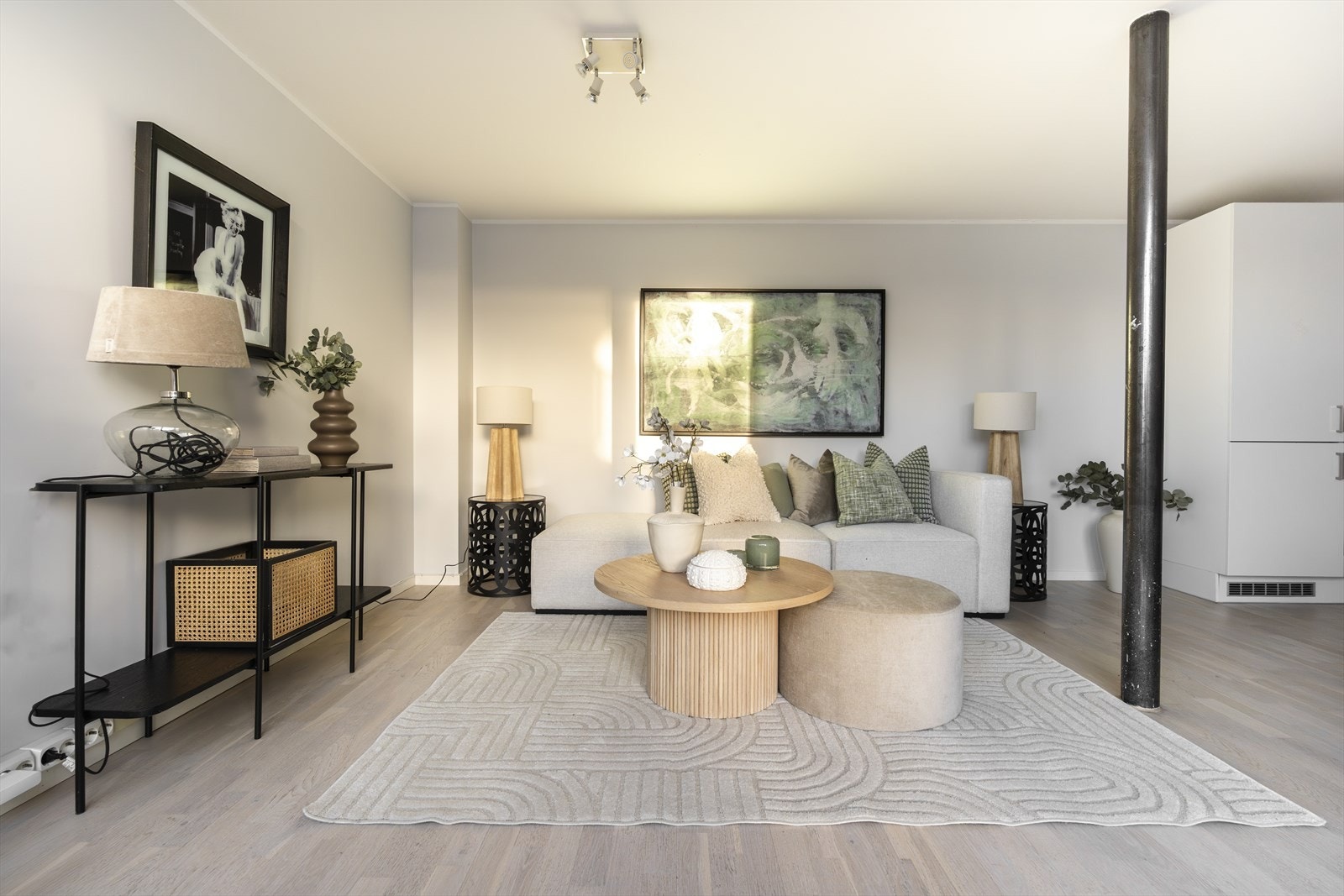 I stuen er det er plass til stor sofagruppe med tilhørende sofabord og tv-møblement. Galleribilde