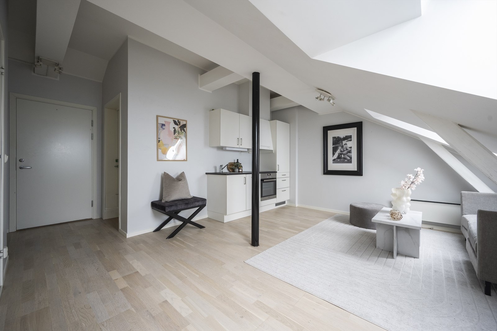 Hybelen inneholder entré, kjøkken, stue og bad. Galleribilde