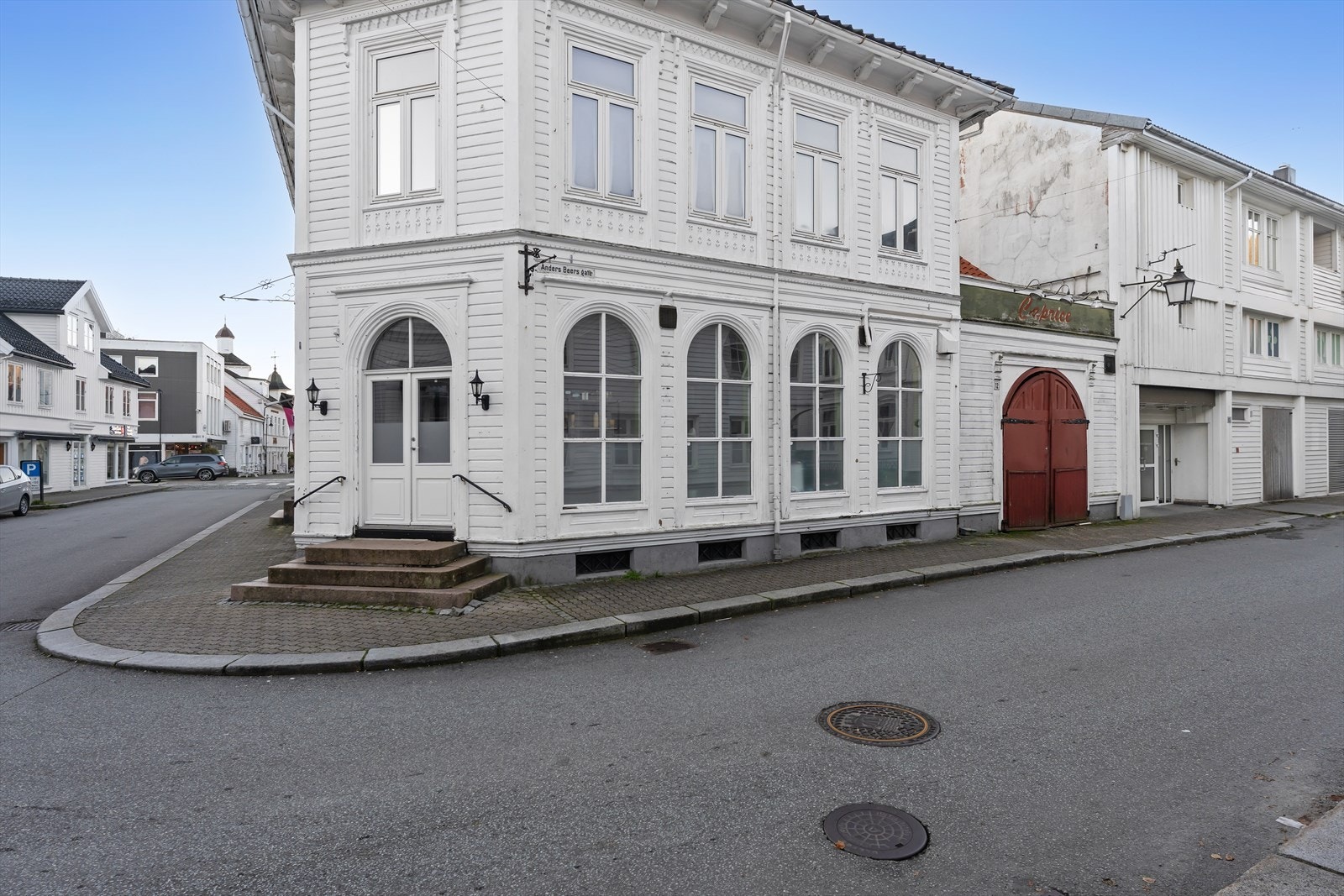 Eiendommen har en meget attraktiv og sentral plassering i Flekkefjord sentrum. Her er det en fin miks av både næringsvirksomhet og boligbebyggelse, noe som gir et stort kundepotensiale for ulike type virksomheter. Galleribilde