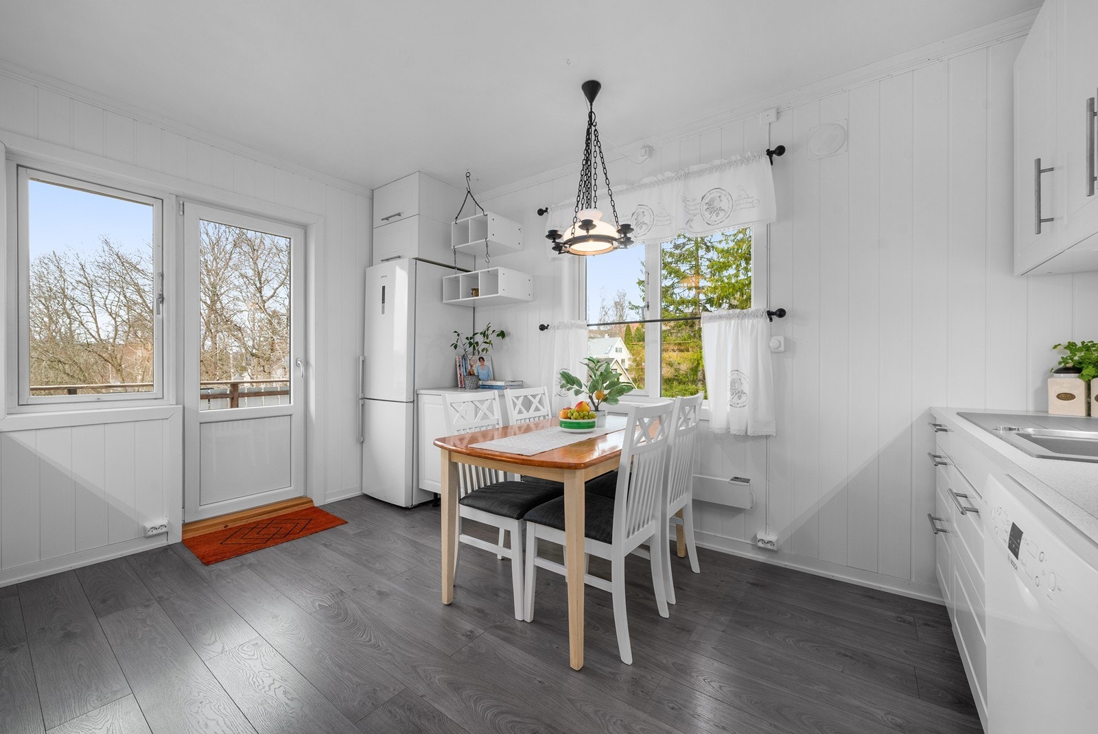 Fra kjøkkenet er det direkte utgang til en stor, nordvestvendt balkong. Galleribilde