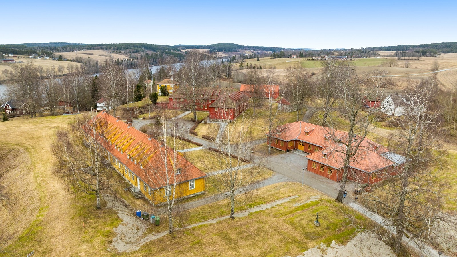 I nærområdet ligger historiske Blaker Skanse, et vernet kulturminne og et populært turområde for lokalbefolkningen. Galleribilde