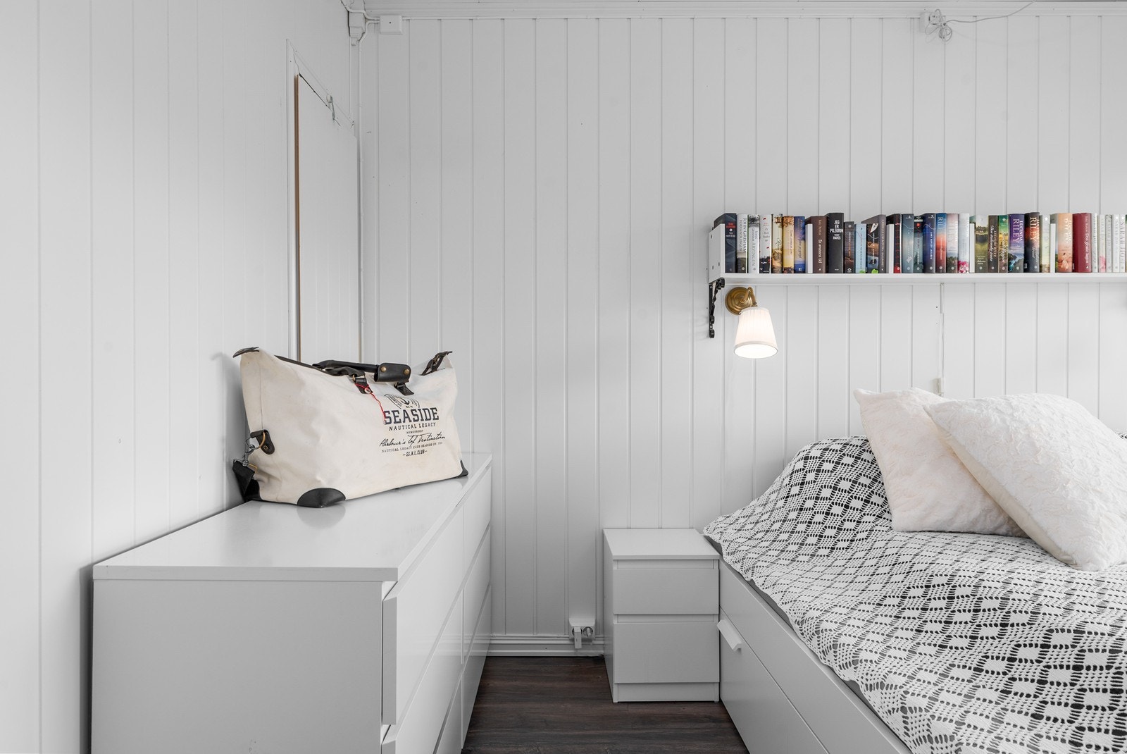 Hovedsoverommet har god plass til dobbeltseng og oppbevaringsmøbler. Galleribilde