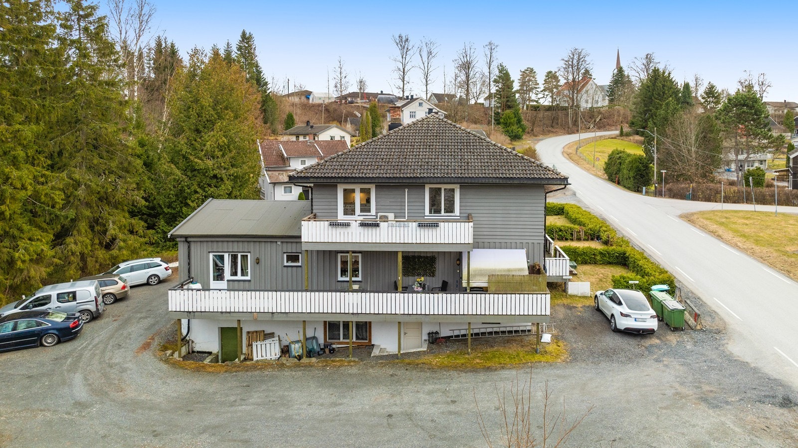 Bygget har en fasade med liggende bordkledning. Til leiligheten hører en kjellerbod på 13 m². Galleribilde