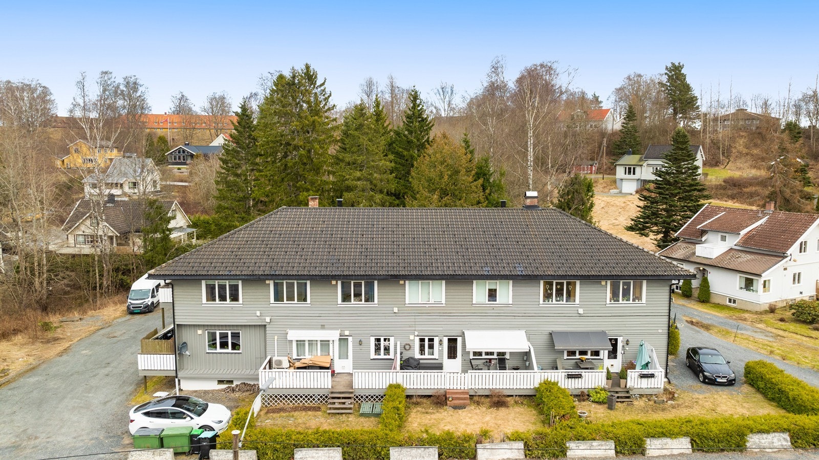 Leiligheten ligger i et trebygg , som er en del av Sameiet Bjørklund med totalt syv boligseksjoner. Galleribilde