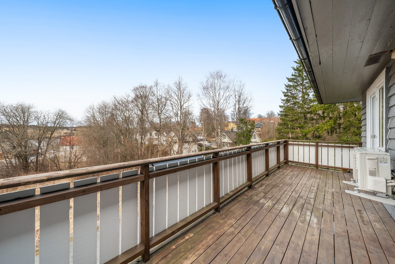 Den nordvestvendte balkongen i trekonstruksjon er på hele 14 m². Galleribilde