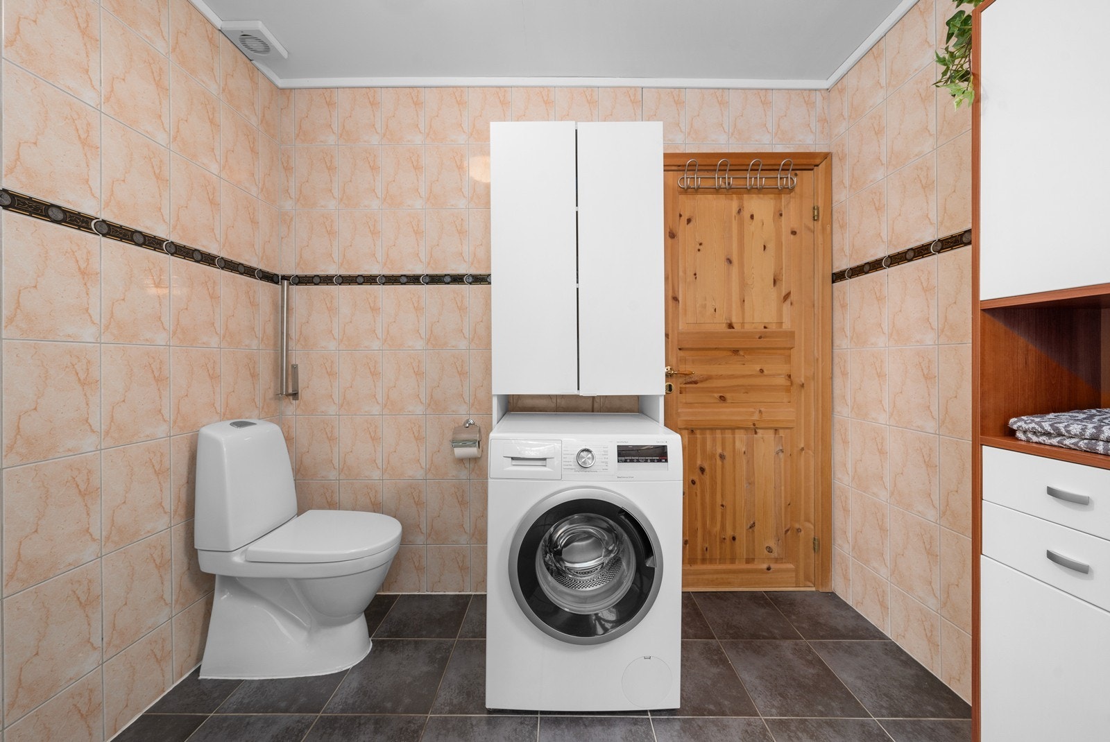 På badet er det toalett og opplegg for vaskemaskin. Galleribilde