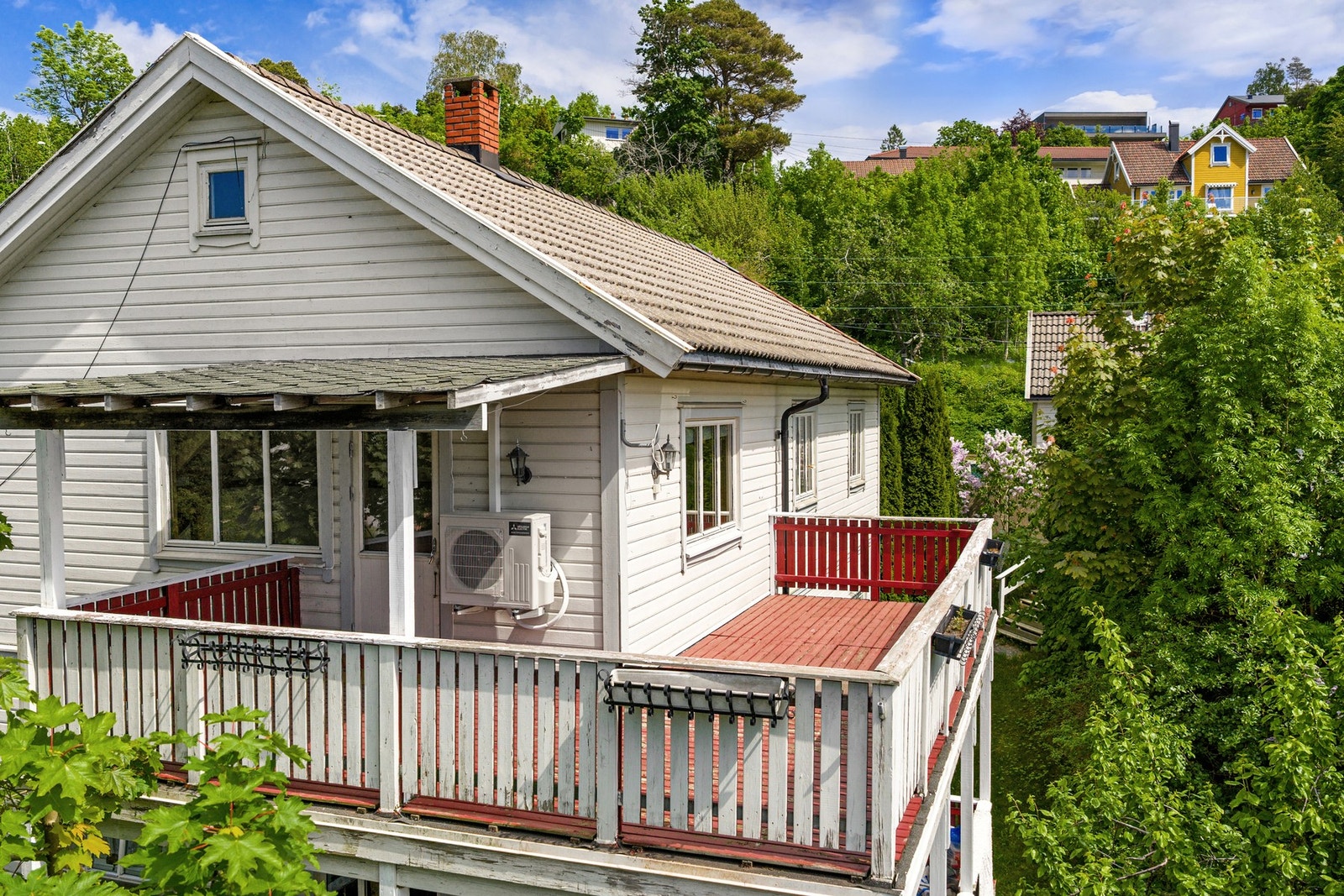 Det er stor veranda med overbygg på eiendommen. Galleribilde