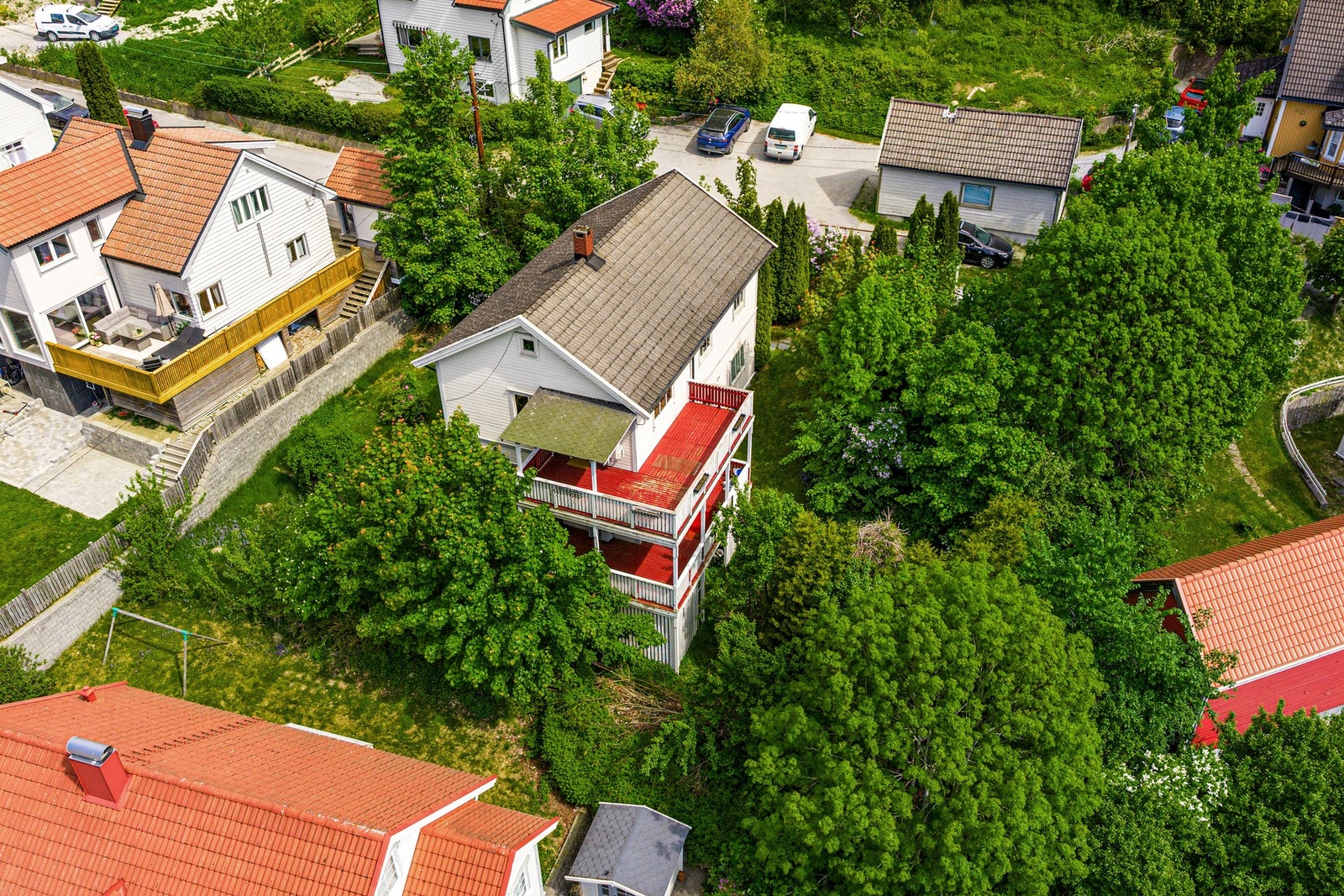 Boligen ligger innerst i blindvei og har lite trafikk forbi. Galleribilde