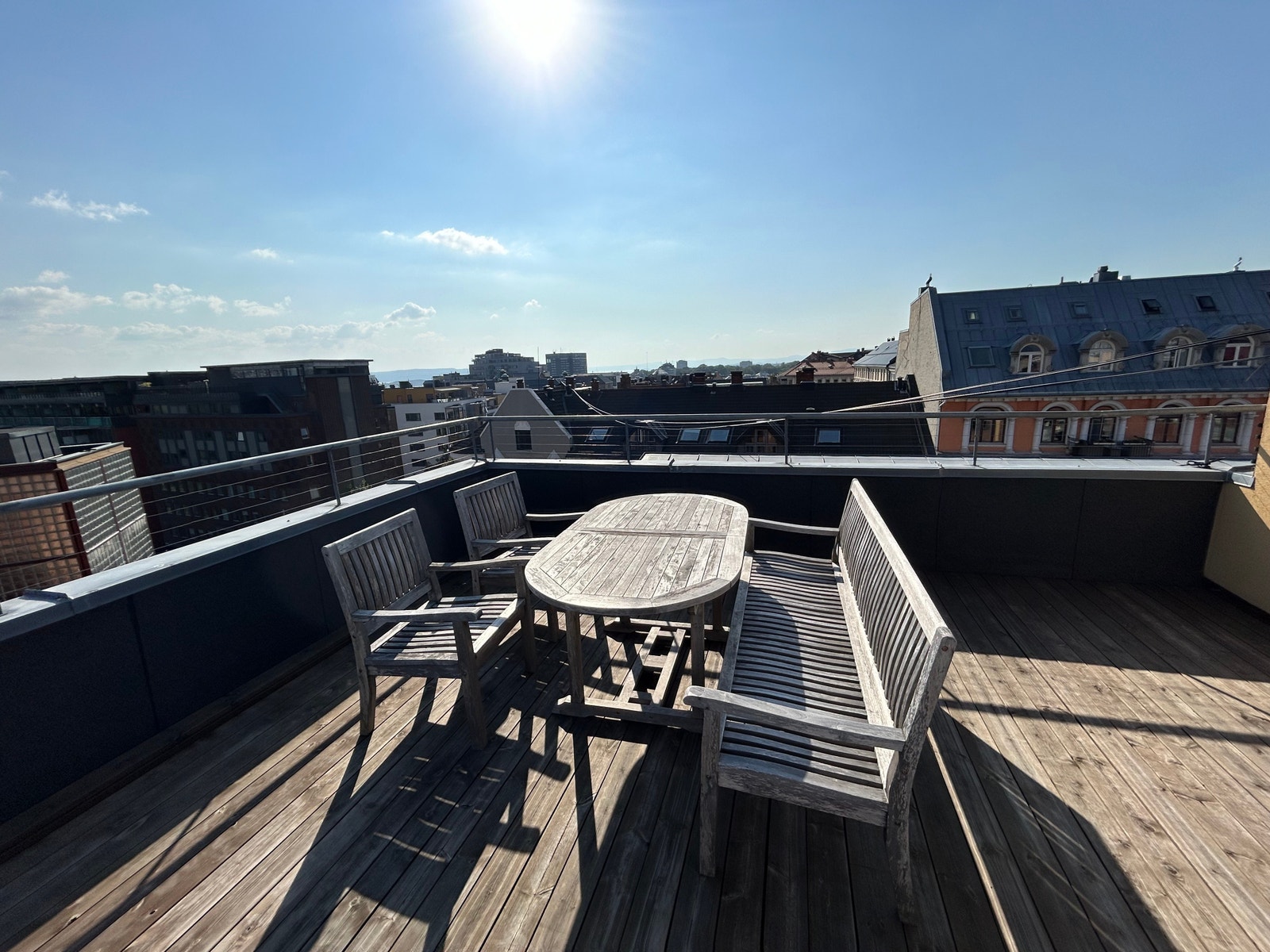 Felles møblert takterrasse på toppen av bygget. Galleribilde