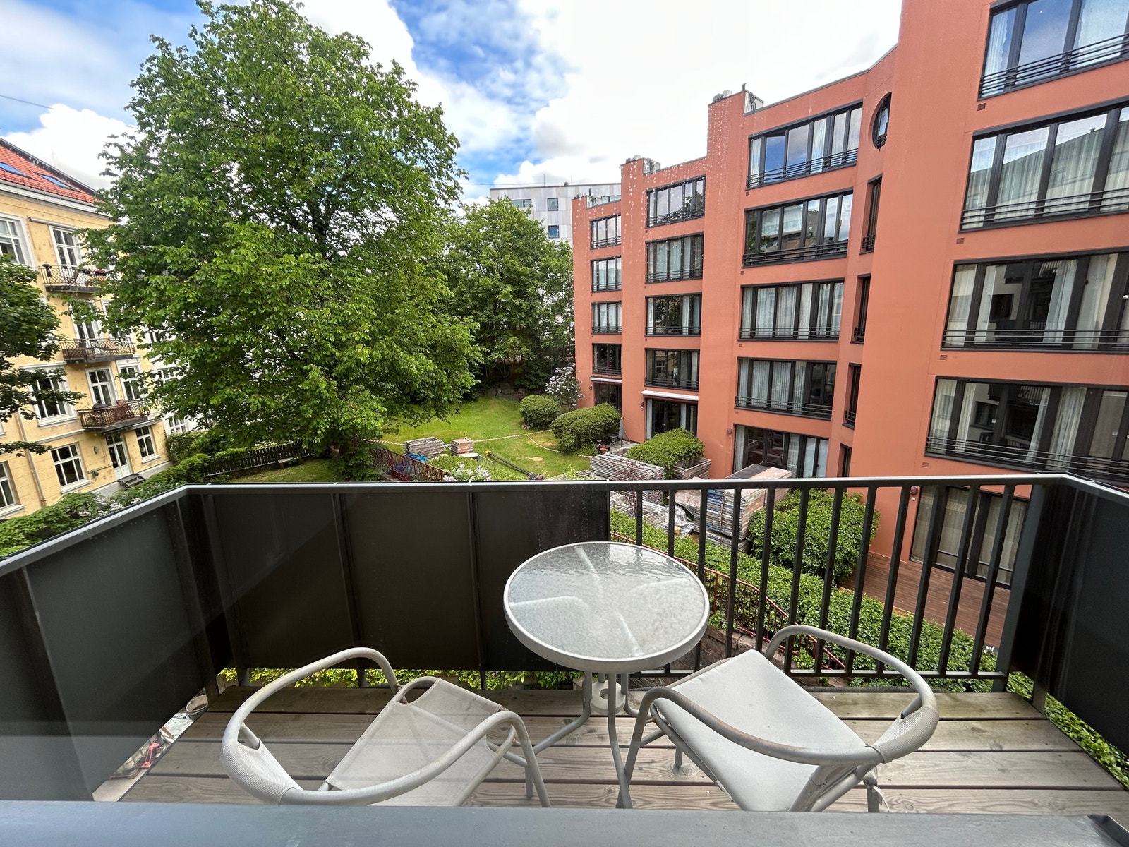 Romslig balkong mot åpen og trivelig bakgård Galleribilde