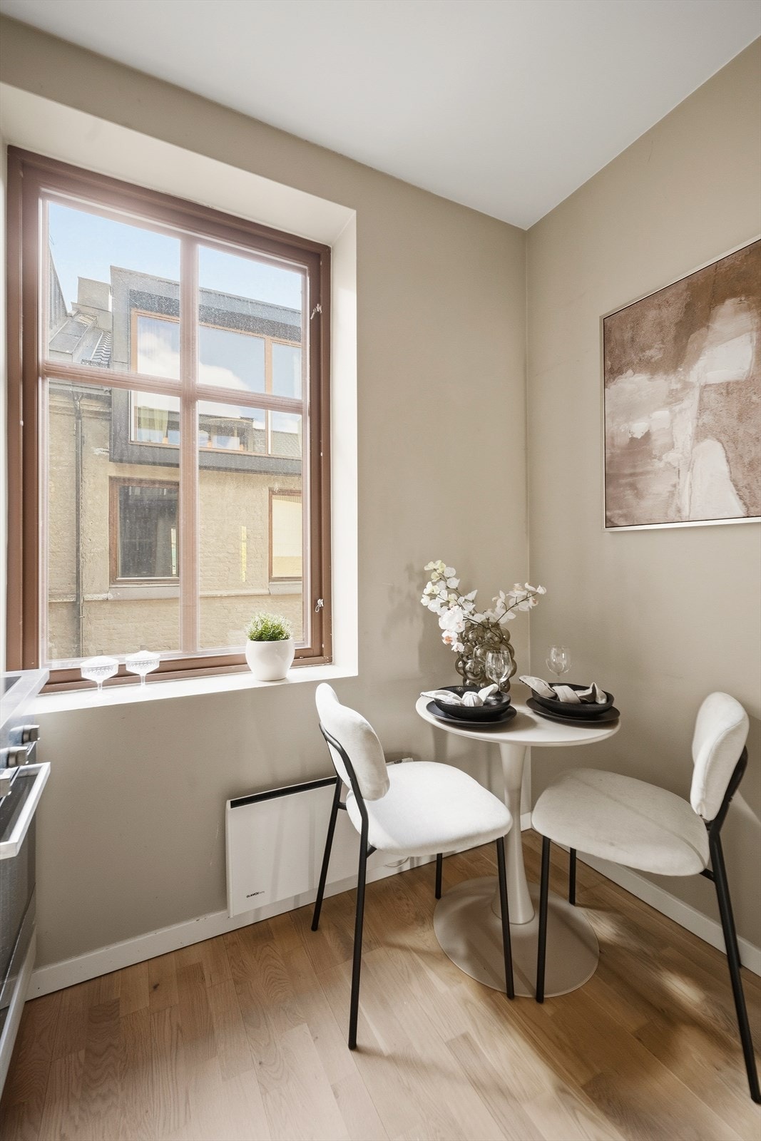 Hyggelig spiseplass ved vinduet. Galleribilde
