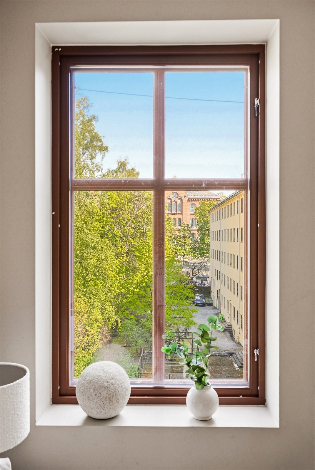 Stuen har to store vindusflater som sikrer godt innslipp av naturlig lys. Galleribilde