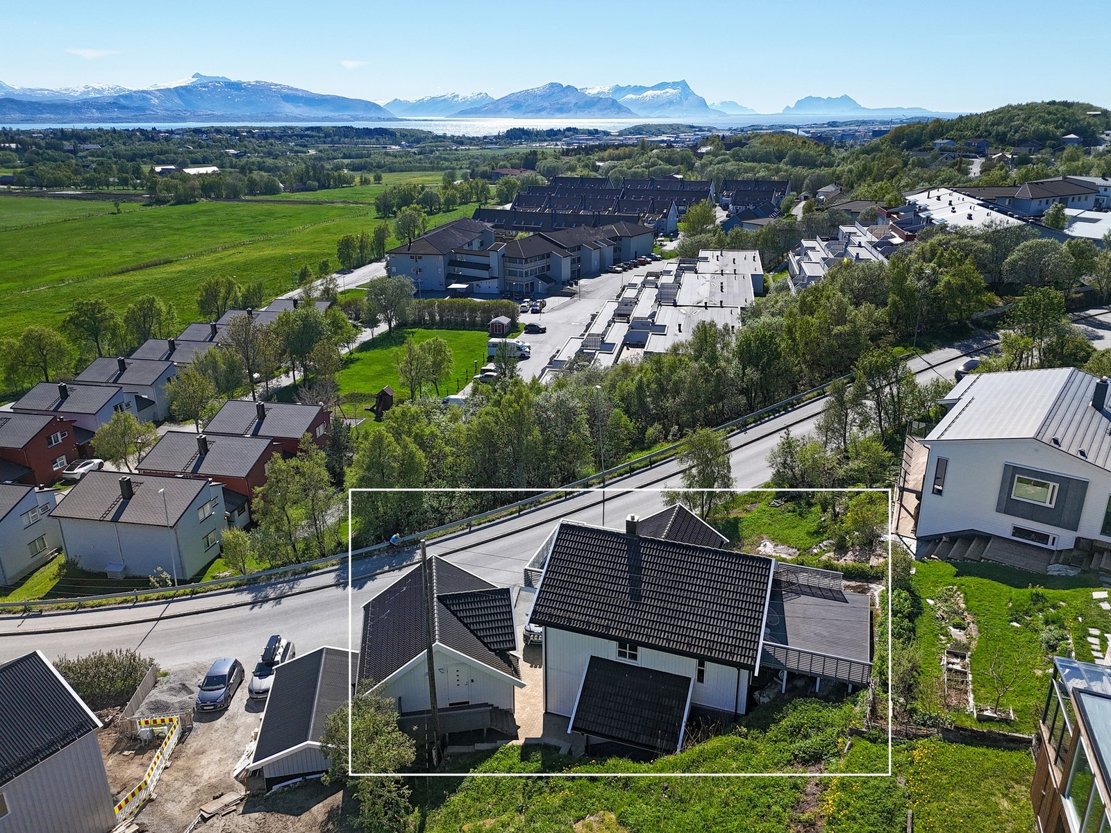 Eiendommen byr på en stor garasje med innredet loft, svært god parkeringsplass på egen gårdsplass - og 2-roms utleieleilighet. Galleribilde