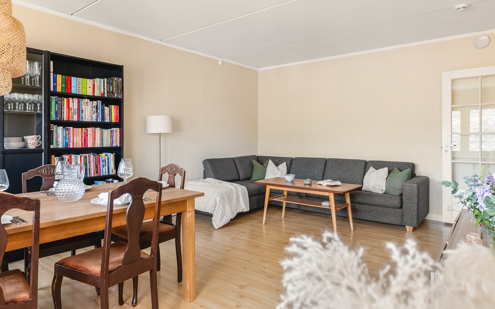 God plass til spisegruppe og sofagruppe i stuen. Galleribilde
