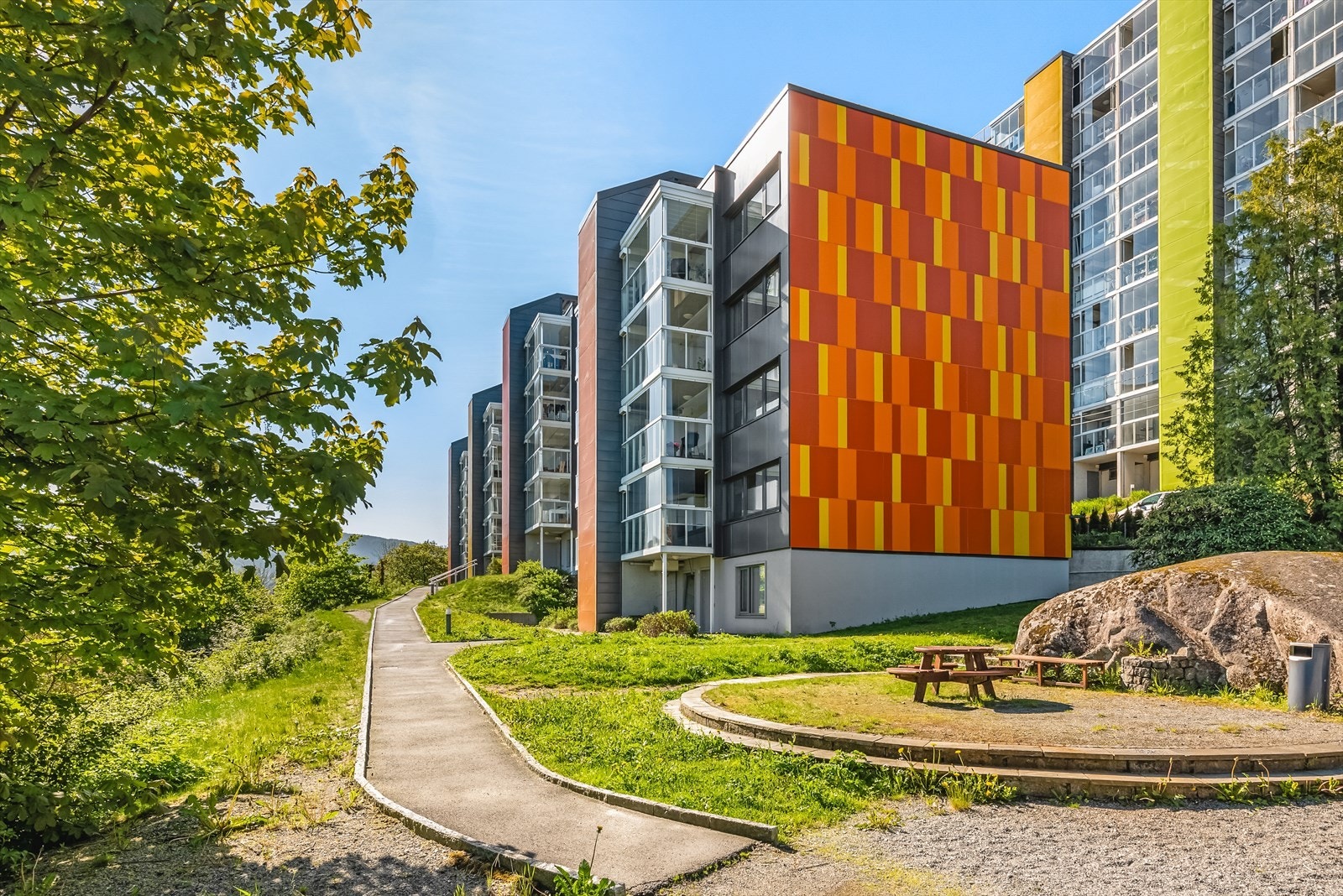 I forbindelse med rehabilitering har bygget fått: etterisolering, balansert ventilasjon, nye vinduer, utvidet balkonger eller boareal og takterrasse. Galleribilde