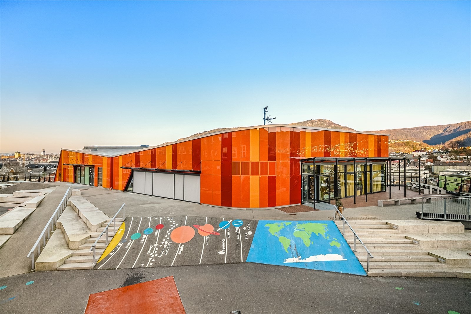 Innen kort avstand finner man flere alternativer, som for eksempel Gyldenpris barnehage, Nygårdsparken barnehage, Damsgård skole (1.-7. trinn), Møhlenpris skole (1.-7. trinn) Galleribilde