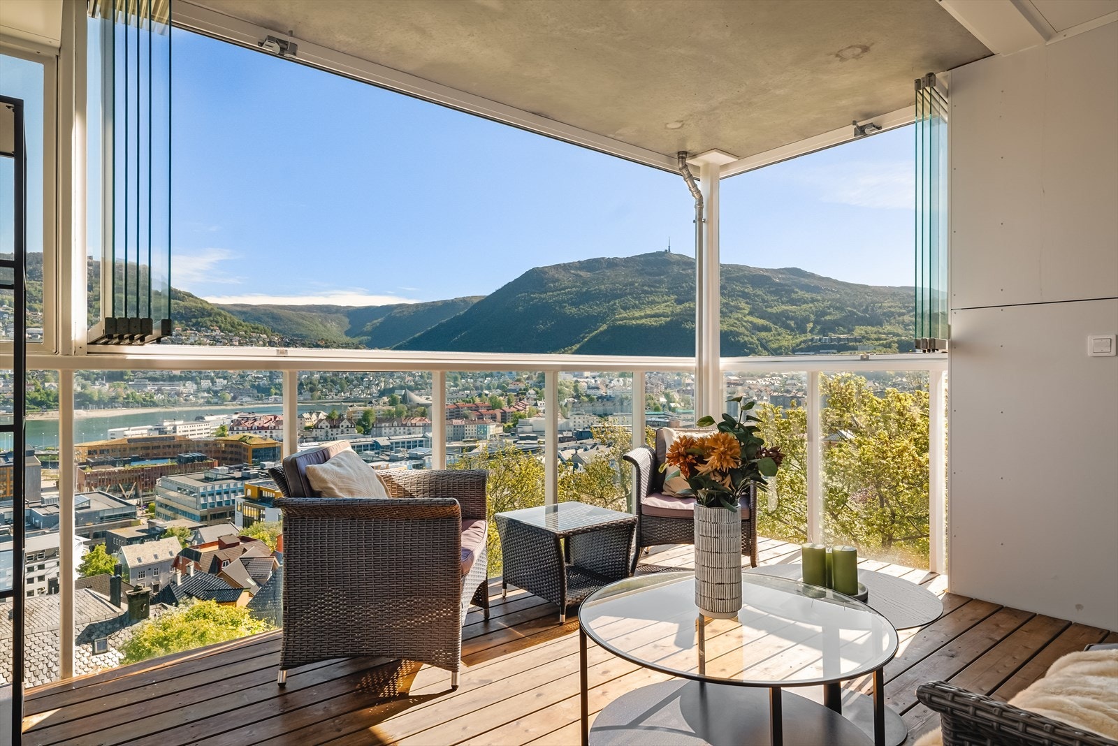 Fra stuen har du utgang til den innglasserte balkongen på 12 kvm. Her har du fantastisk utsikt over Bergen, Ulriken og Fløyen. Galleribilde