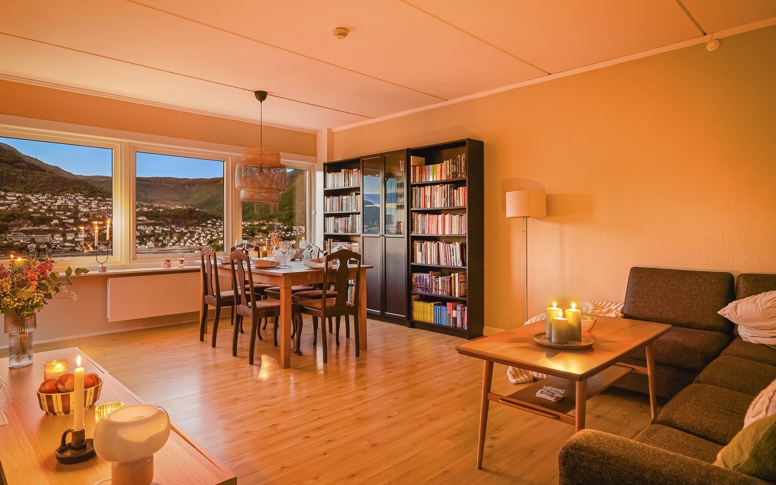 Husets hjerte er stuen på hele 23,7m². Her er det god plass til både sosialt samvær og avslapning. Galleribilde
