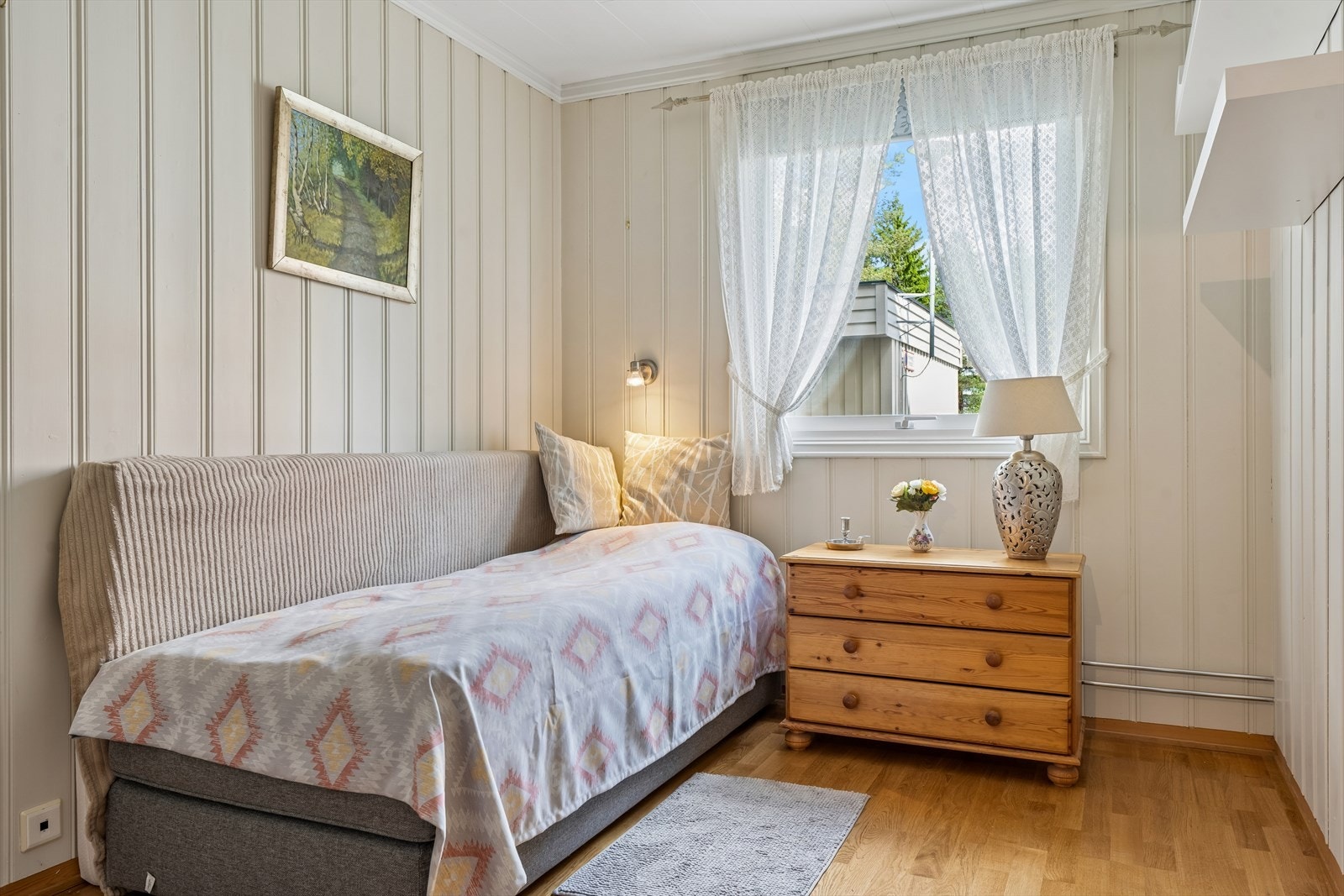 Også dette rommet har parkett på gulvet og malte panelvegger. Galleribilde