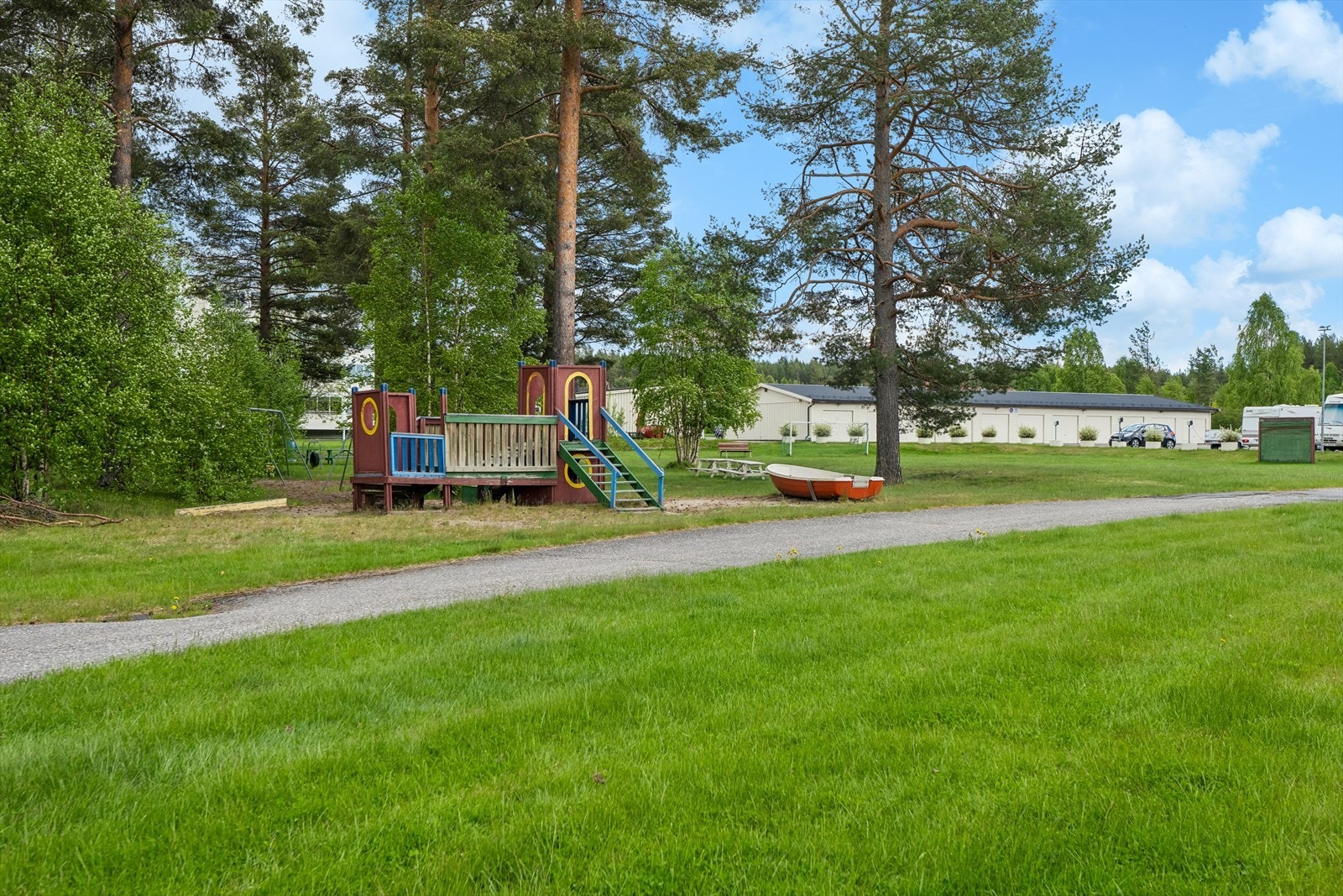 Lekeplass og ball-løkke på borettslagets fellesareal. Galleribilde