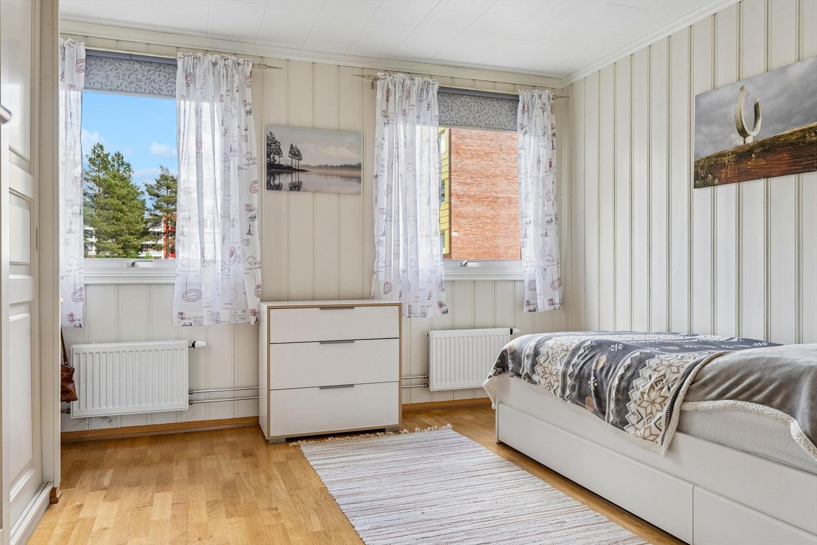 To vinduer gir godt med dagslys, og rommet er utstyrt med radiator for oppvarming. Galleribilde