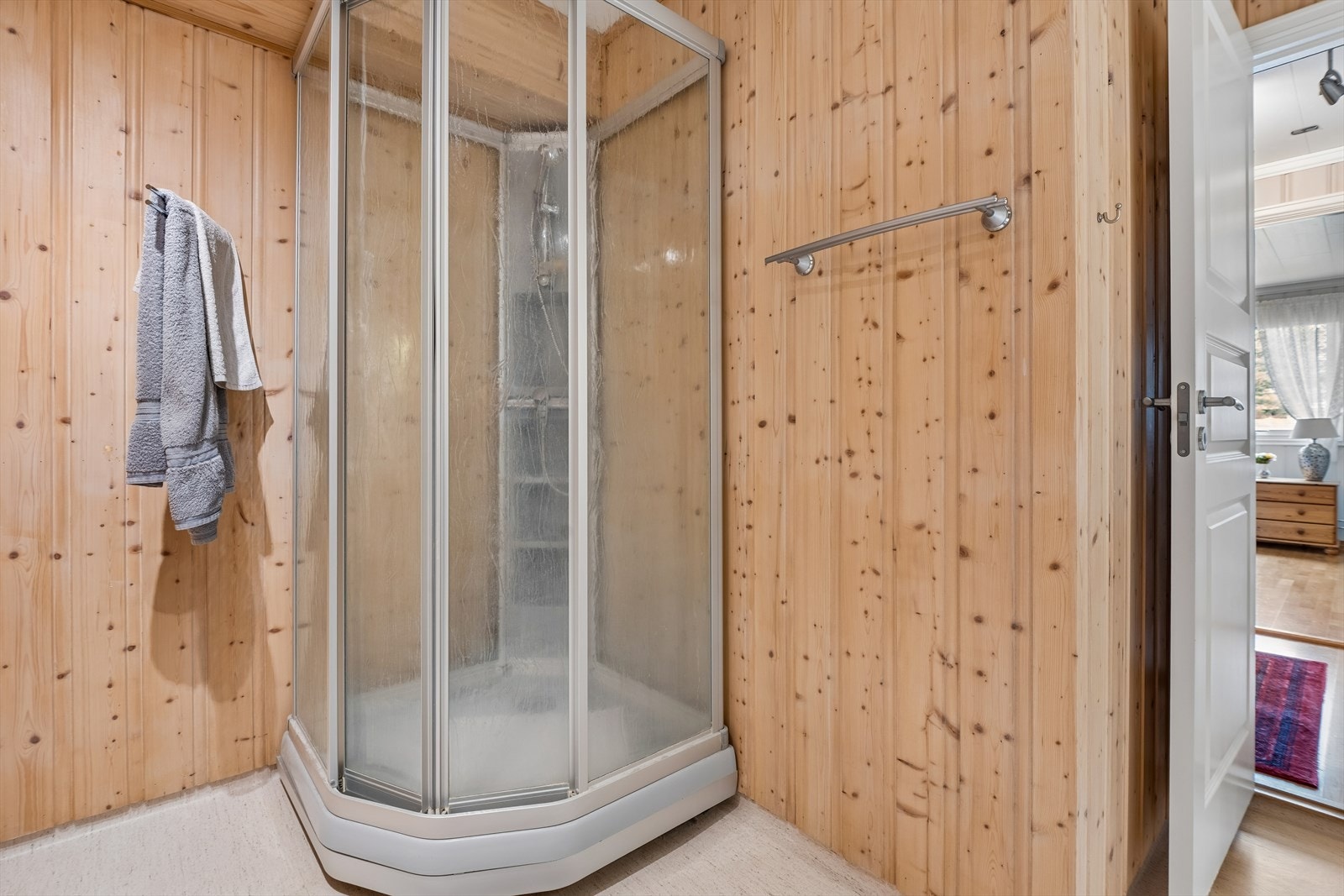 Badet er utstyrt med dusjkabinett og har mekanisk avtrekk via sentralanlegg. Galleribilde