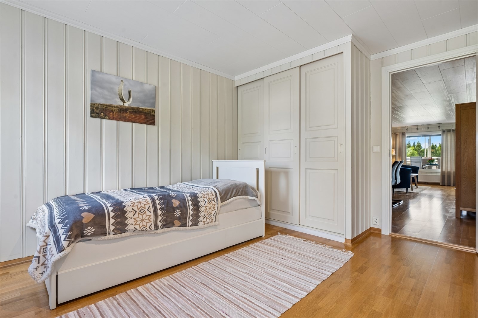 Rommet er lyst og har god plass til dobbeltseng og nattbord. Galleribilde