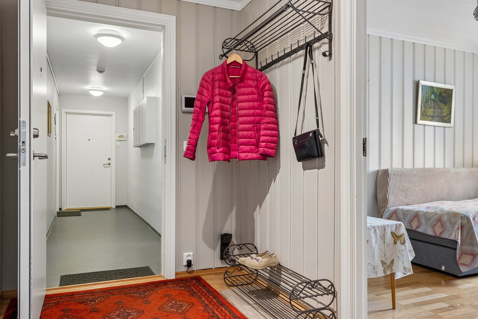 Fra gangen er det inngang til soverommene og videre inn mot stuen. Galleribilde