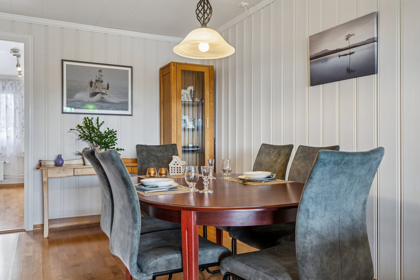 Det er god plass til en egen spisestuedel. Galleribilde