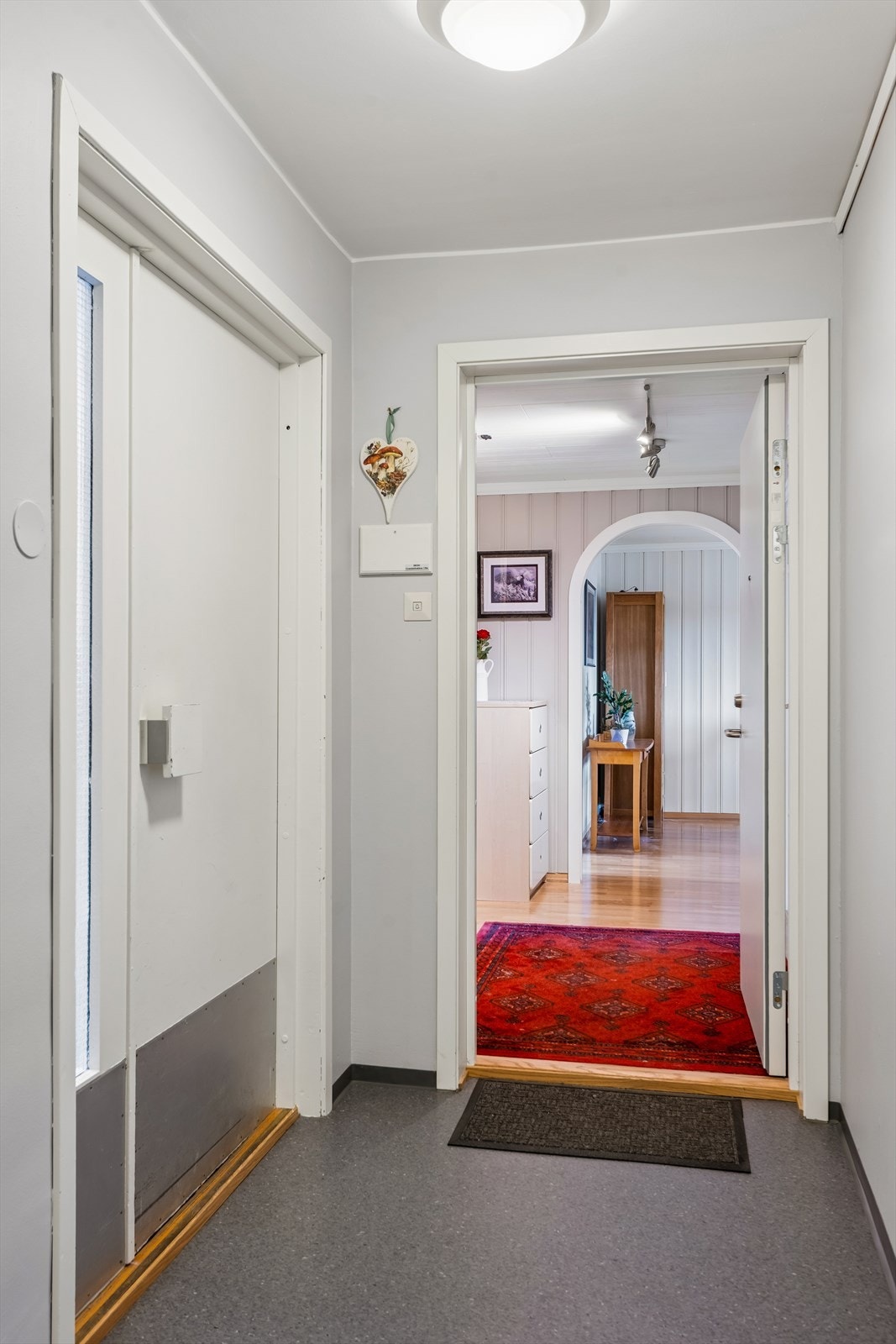 Entré med adkomst fra felles trapperom med heis. Inngangsdøren fra 2019. Galleribilde