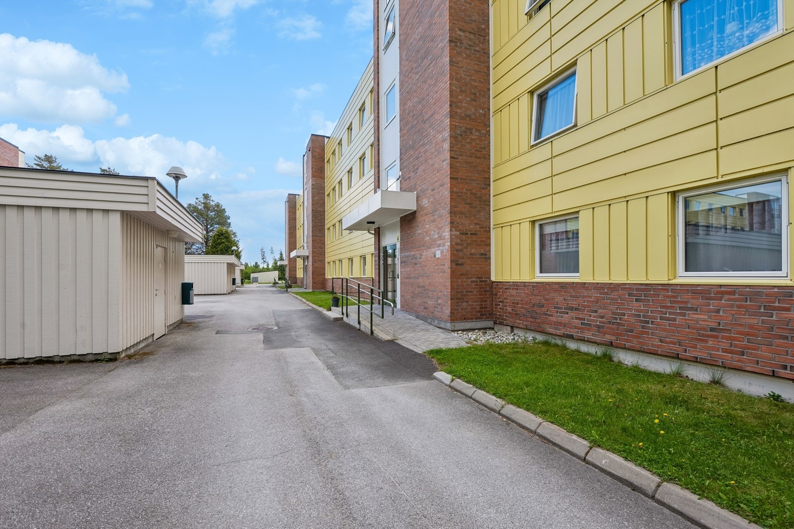 Adkomst til felles inngangsparti via asfaltert gangvei. Det er også heis i bygget. Galleribilde