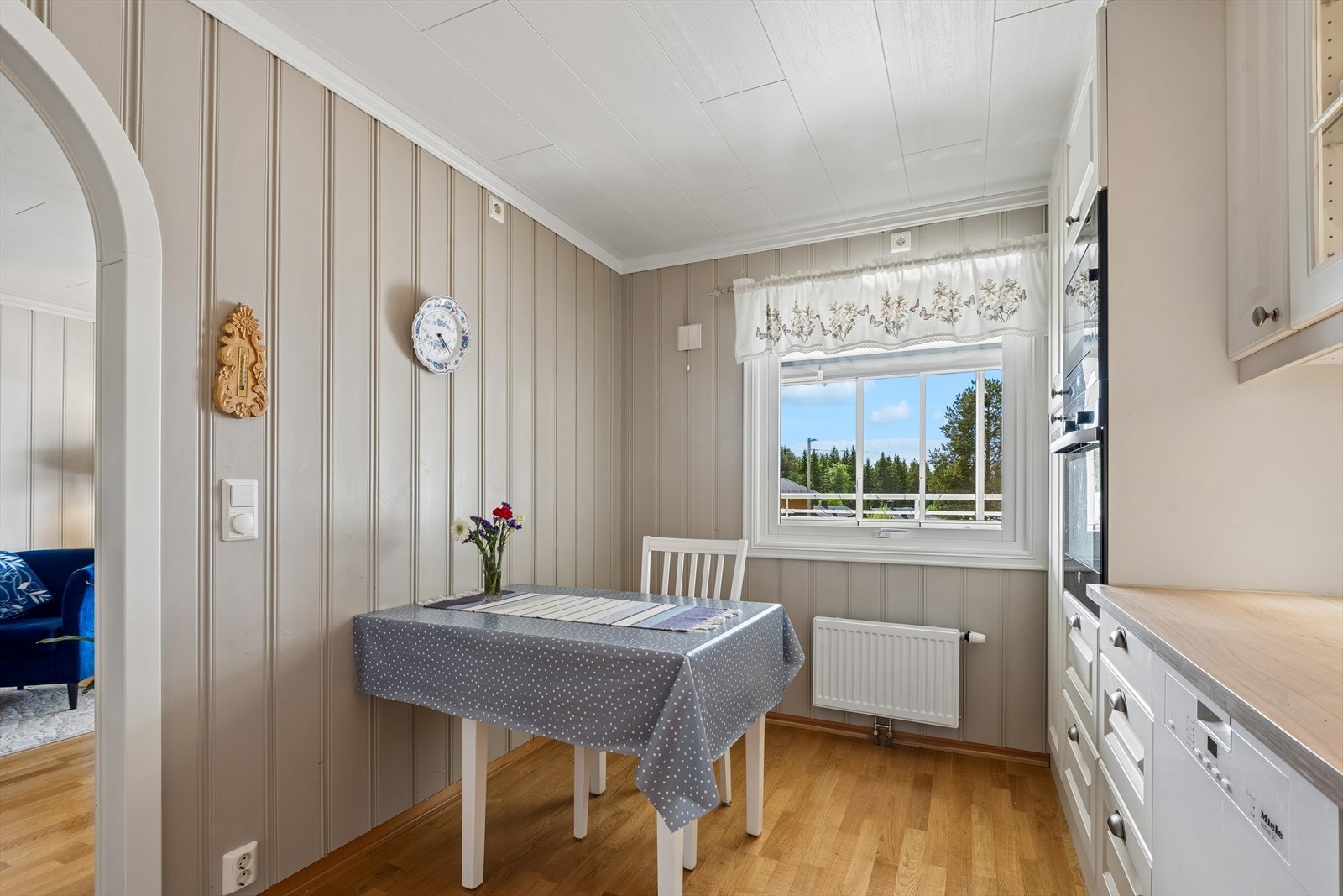 En hyggelig spiseplass på kjøkkenet gir rom for hverdagsmåltidene. Galleribilde