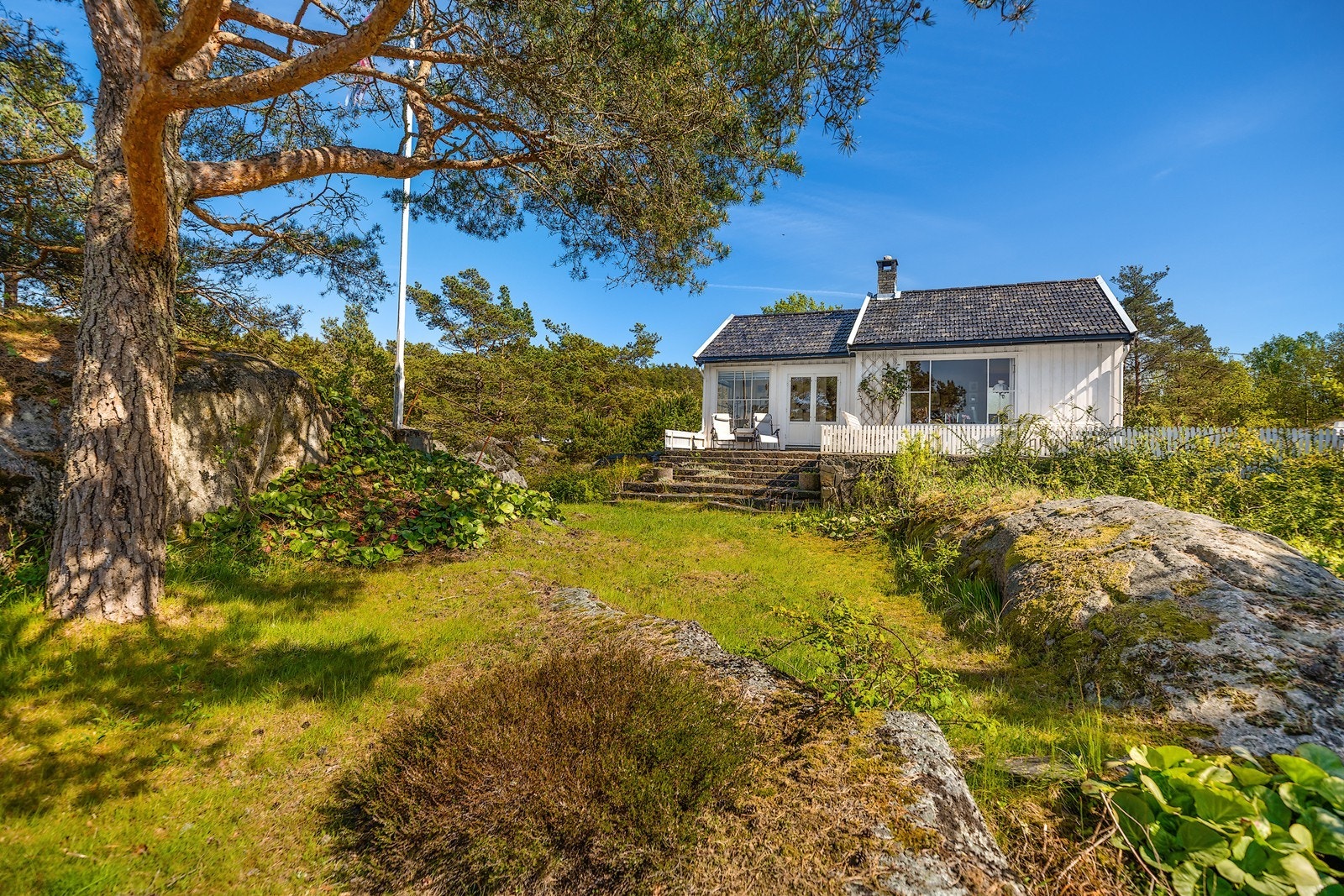 Furøya 69 finner du tilbaketrukket, men like ved vannkanten Galleribilde