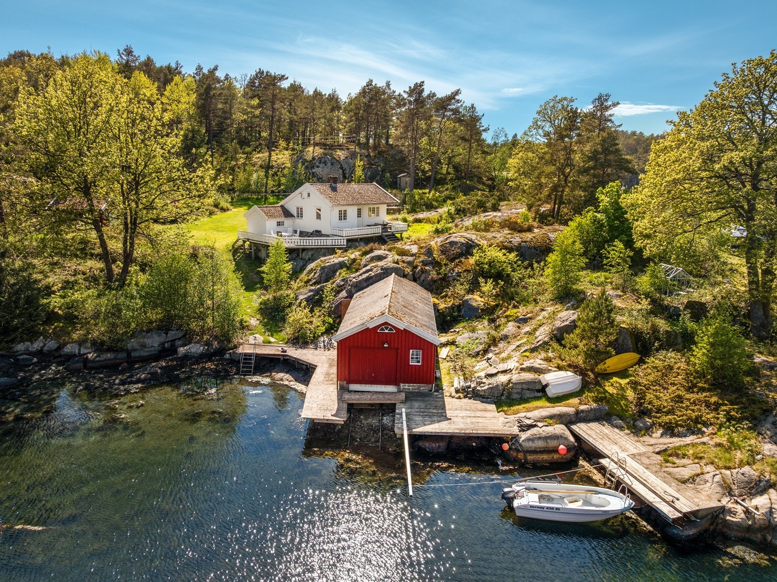 Furøya 70 har tilhørende båthus/naust og brygge Galleribilde