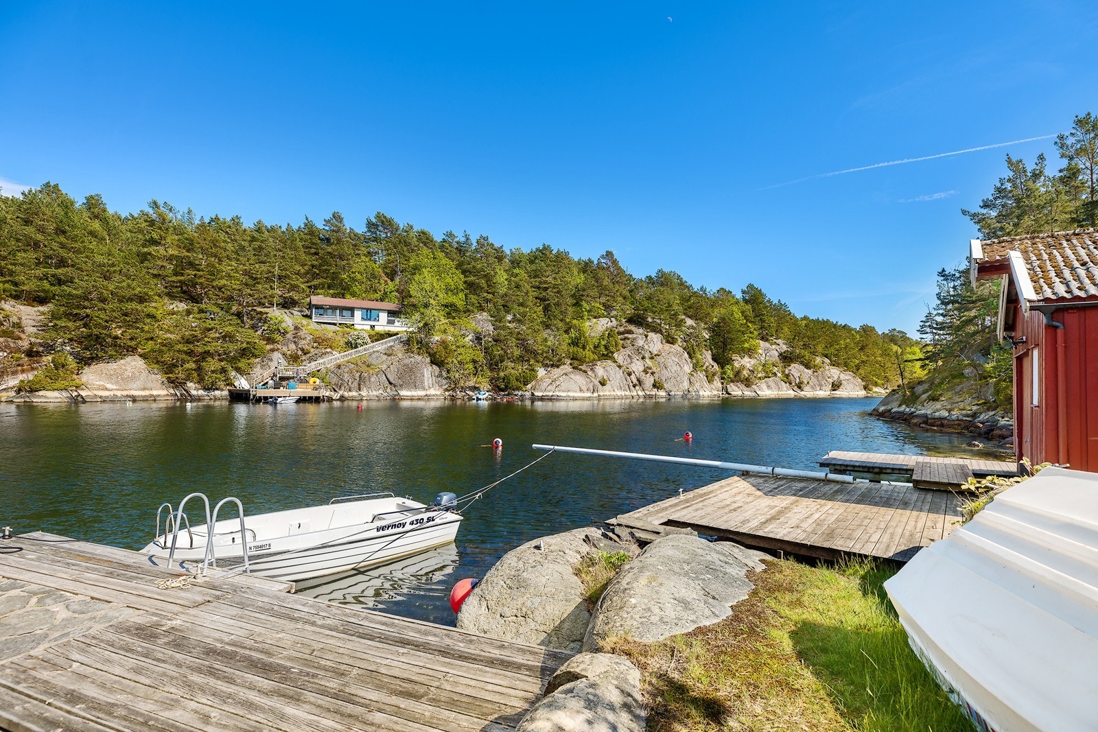 Nede ved vannkanten har du alt tilrettelagt for lek og morro Galleribilde