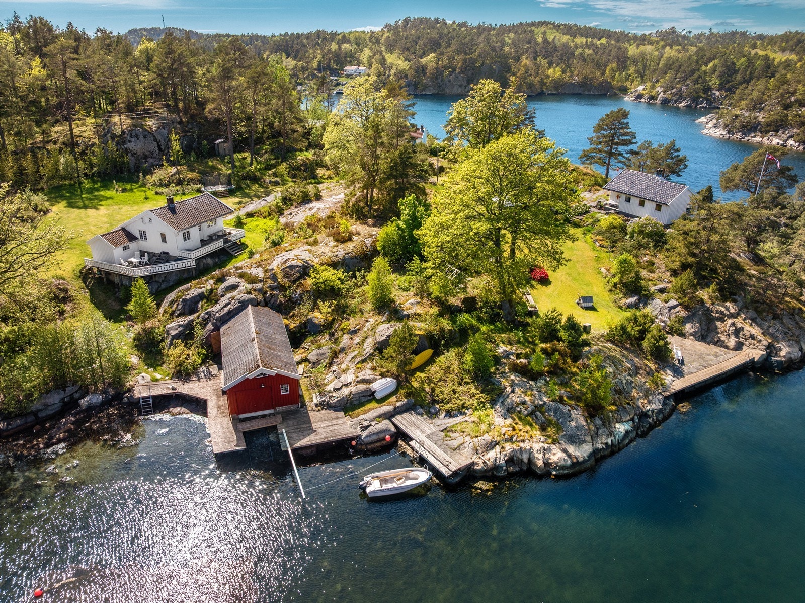 Eiendommen har lang strandlinje og tilbyr en sjelden kombinasjon av skjermet beliggenhet og ekte Sørlandsidyll Galleribilde