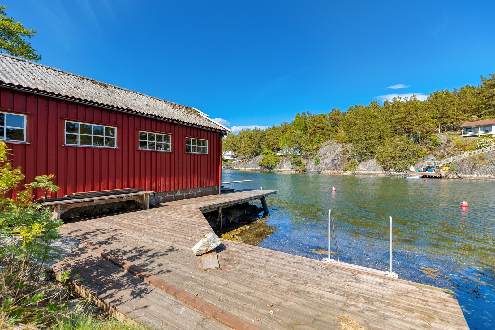 Svært hyggelige uteområder, plen og natur i samvær med sjøen gjør dette til en svært ettertraktet eiendom Galleribilde