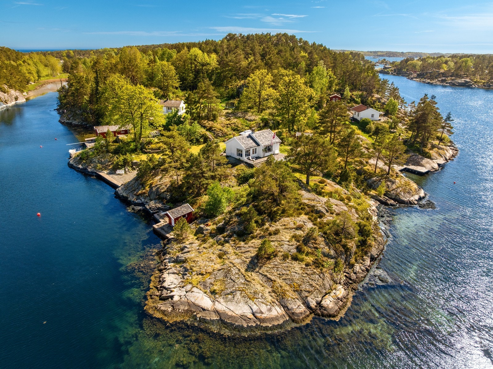 Det er 2 hytter på eiendommen (Furøya 69 og 70) som begge kan selges møblert etter avtale Galleribilde