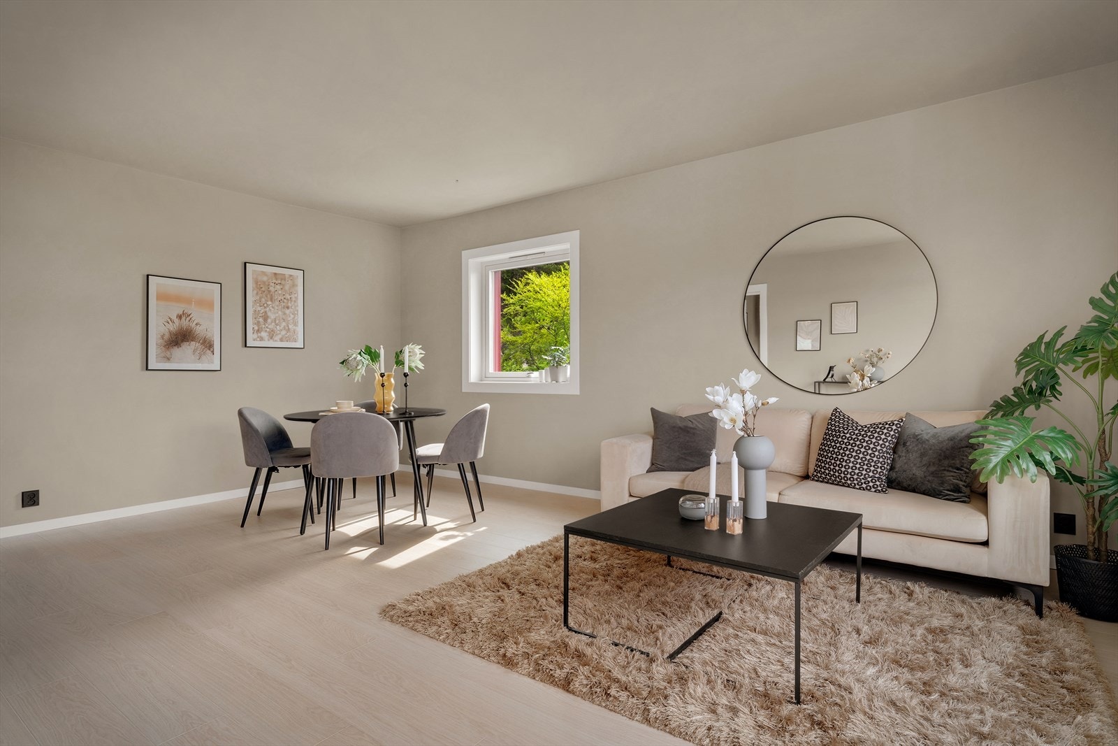 - Stuen strekker seg utover et areal på hele 24,8 m² - Galleribilde
