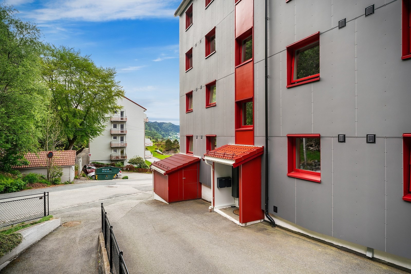 - Fra leiligheten er det kun 4 minutters gange til busstopp - Galleribilde
