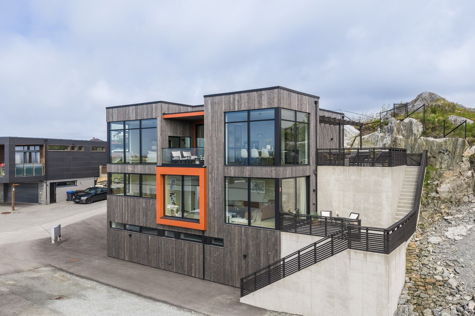 Boligen har gjennomgående høy standard, eksklusive materialvalg og flotte arkitektoniske detaljer. Galleribilde