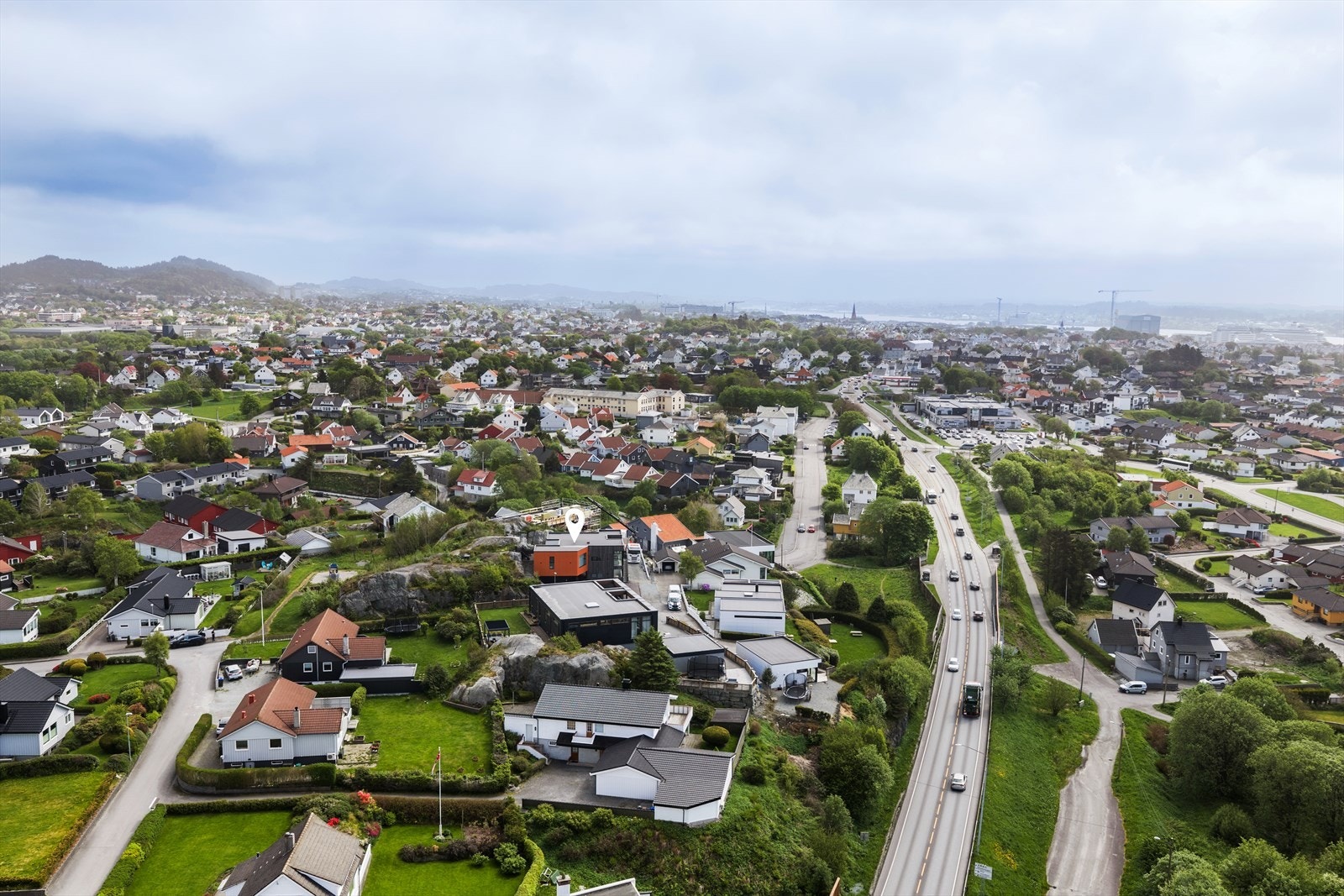 Her bor man med kort vei til barnehager, skoler, dagligvarebutikker og gode kollektivforbindelser, samtidig som Haugesund sentrum kun ligger en kort kjøretur unna. Galleribilde