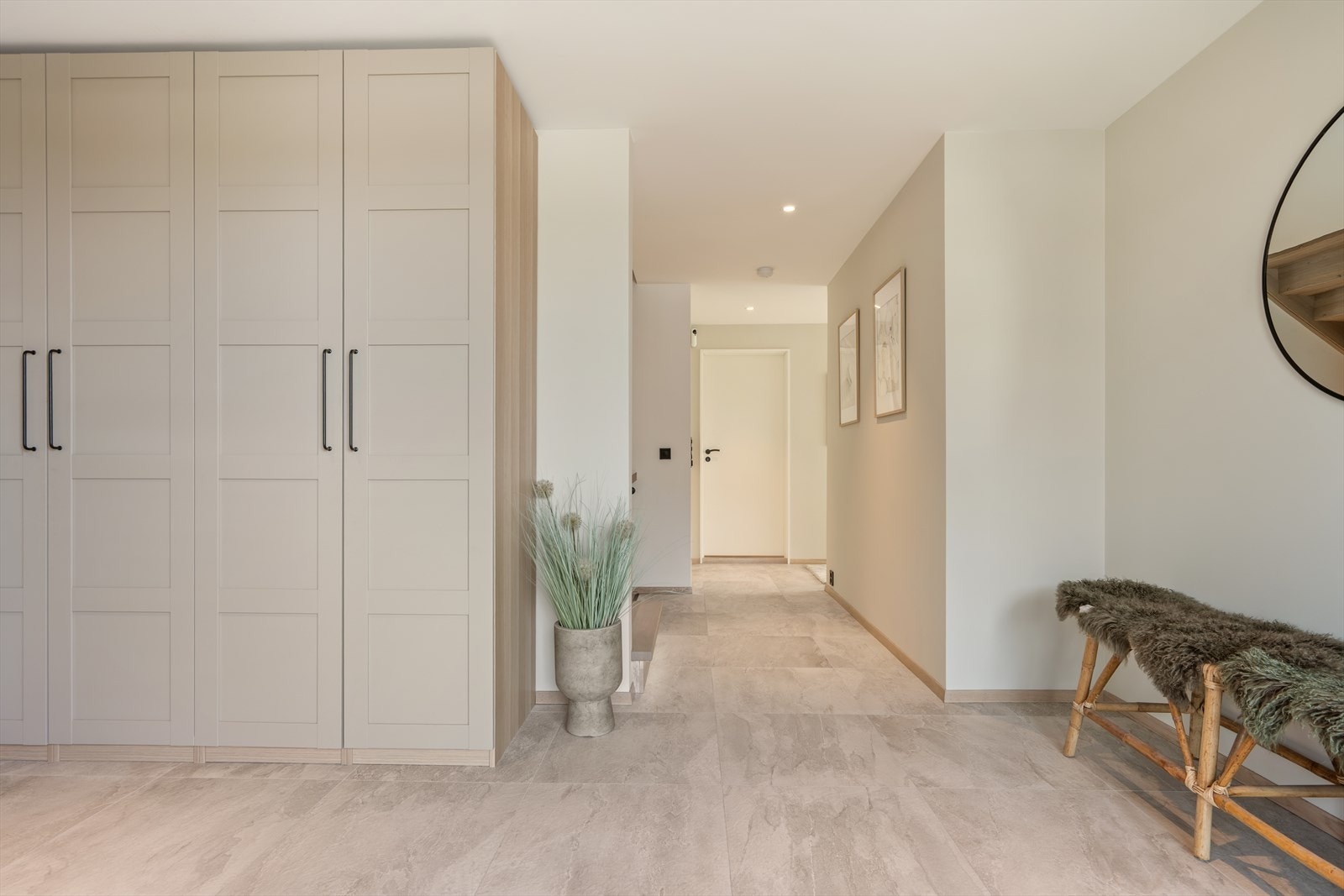 Entrèen er romslig med god plass til møblering. Galleribilde