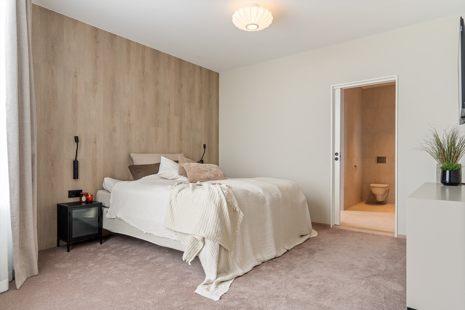 Hovedsoverommet fremstår som et eksklusiv og harmonisk rom med god plass, stor vindusflate og godt med naturlig lys. Galleribilde