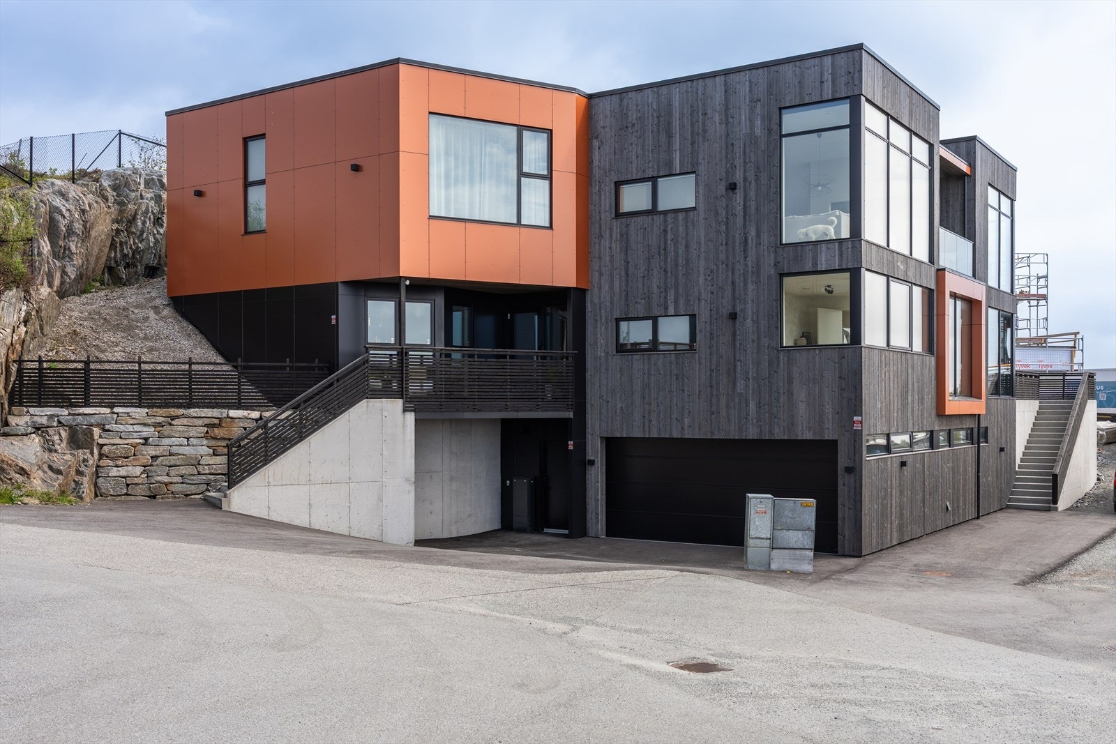 Stort gårdsrom med gode parkeringsmuligheter også utenfor garasjen. Galleribilde