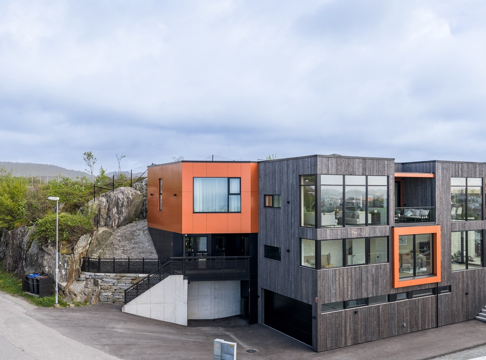 Boligen har en pent opparbeidet tomt med stilrene detaljer. Galleribilde