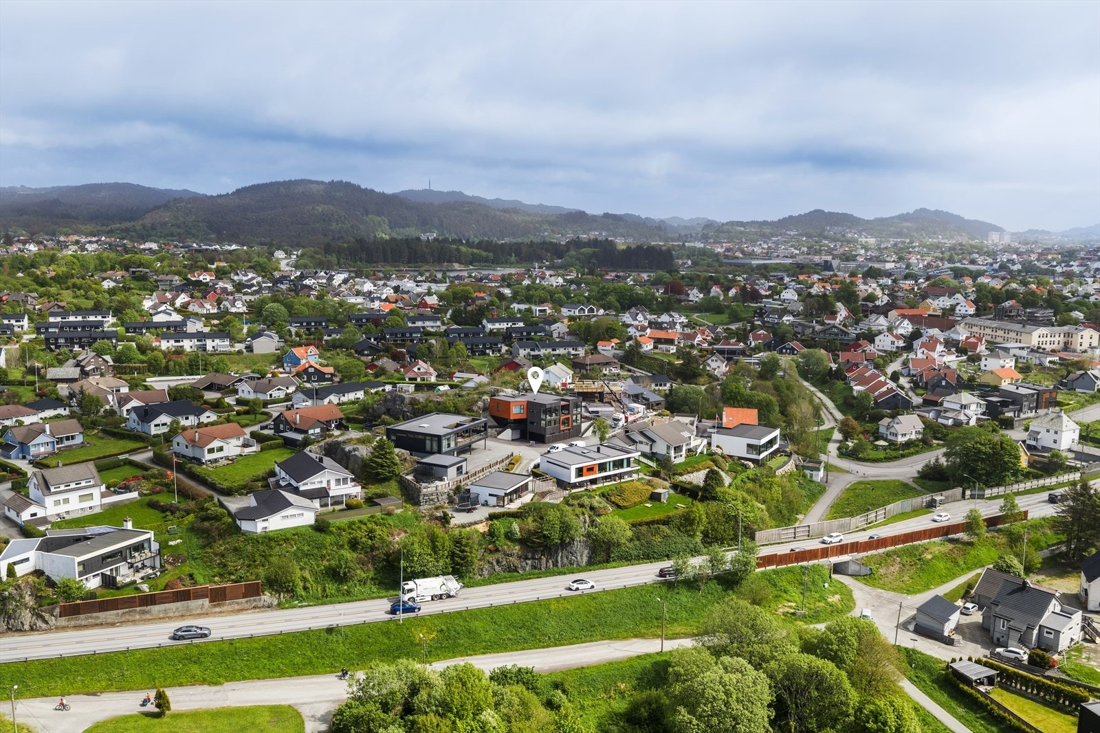 Eiendommen ligger i et populært og veletablert boligområde nord i Haugesund, med rolige og familievennlige omgivelser. Galleribilde