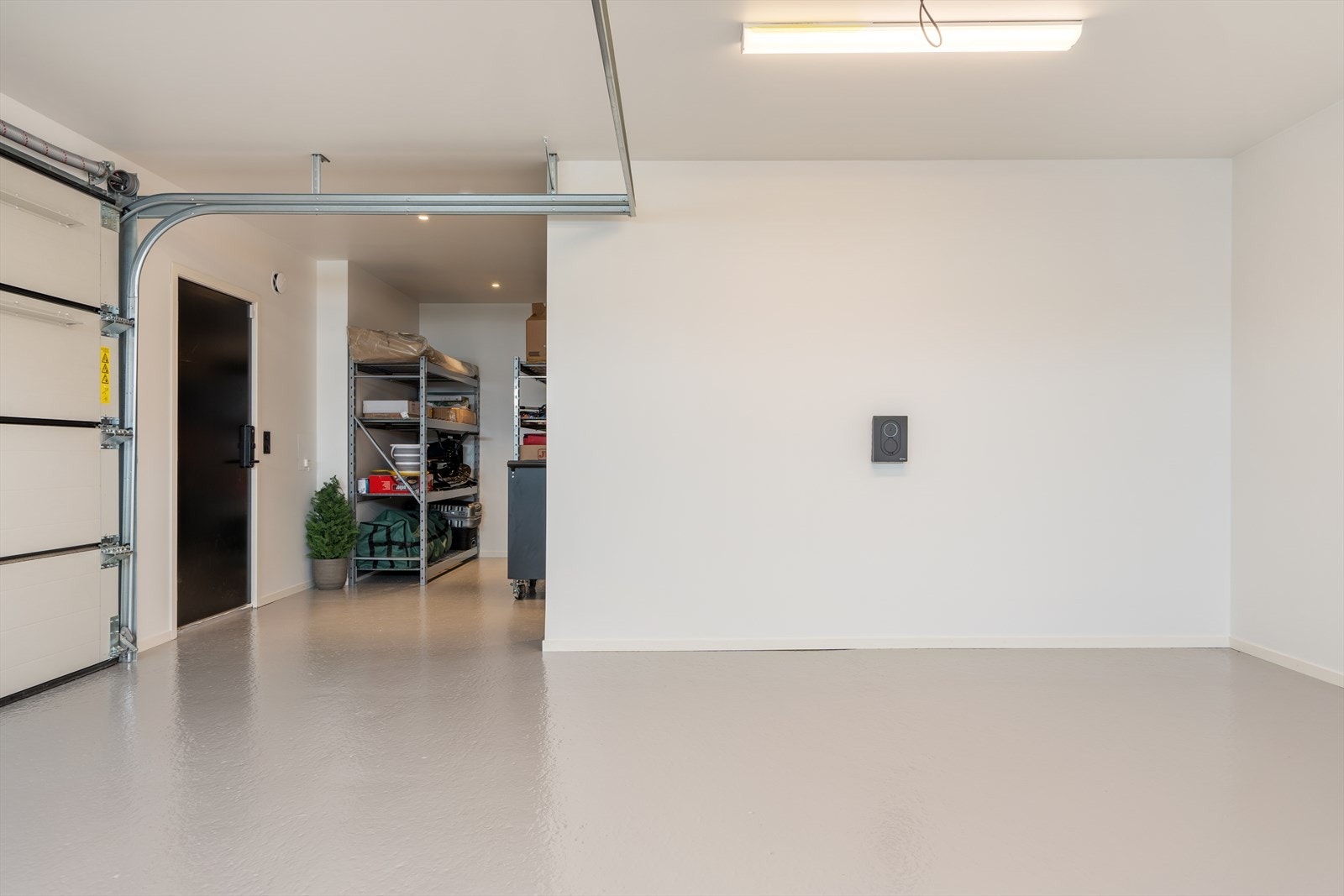 Garasjen har i tillegg en egen avdeling for oppbevaring, noe som gir svært gode lagringsmuligheter. Galleribilde