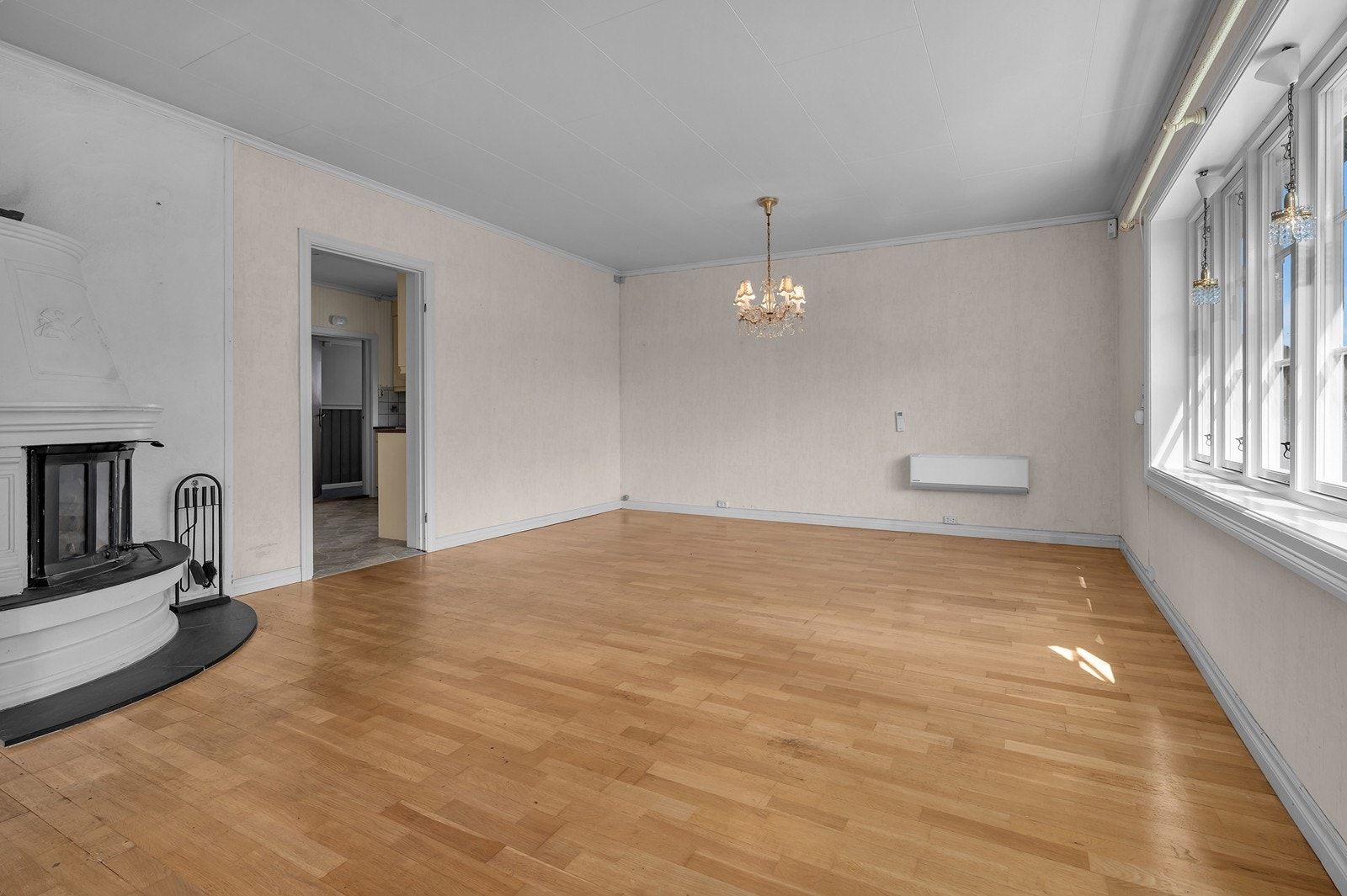 Stue med både peis og varmepumpe Galleribilde